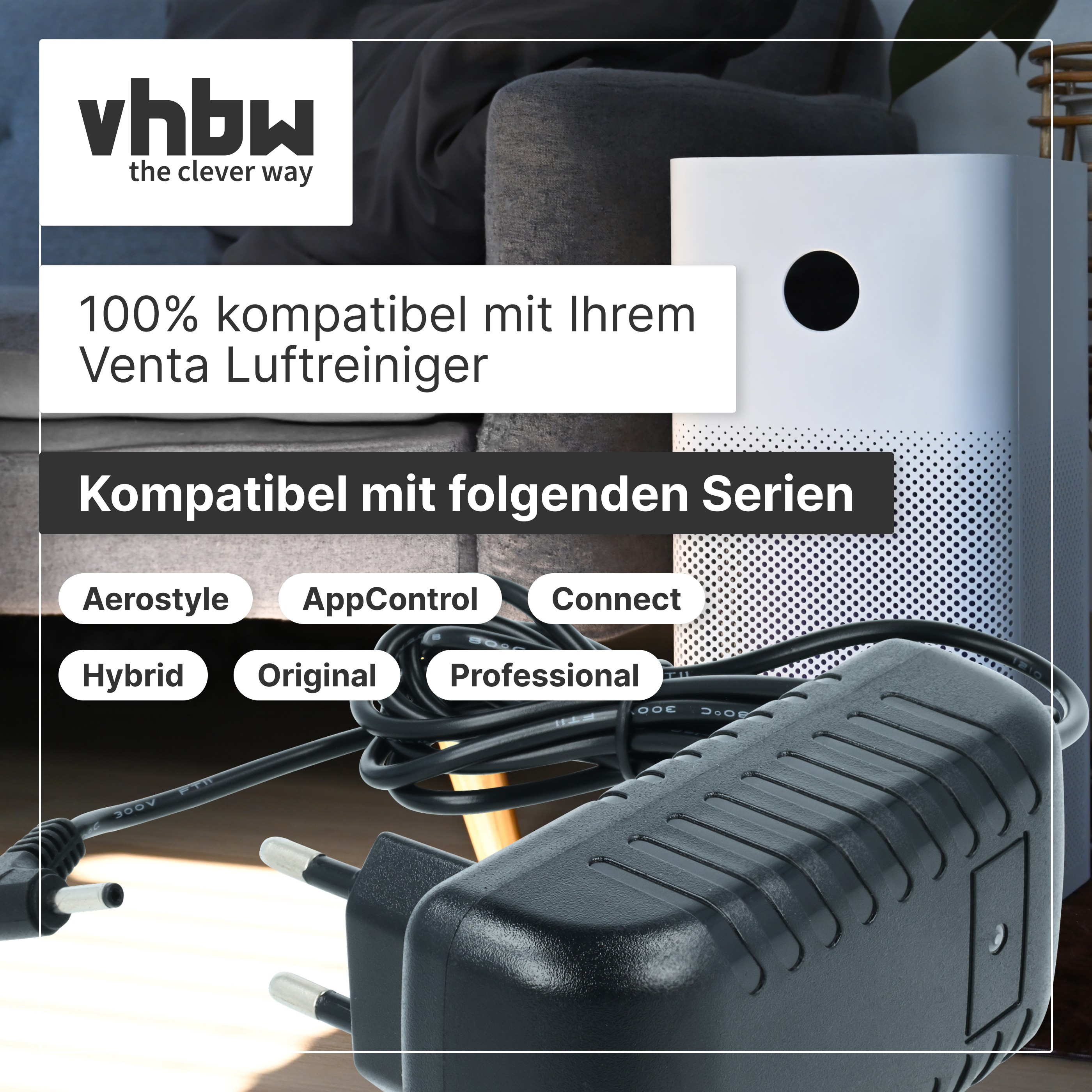 Ein schwarzes Netzteil im Vordergrund, Luftreiniger und Sofa im unscharfen Hintergrund, mit Textüberlagerungen.