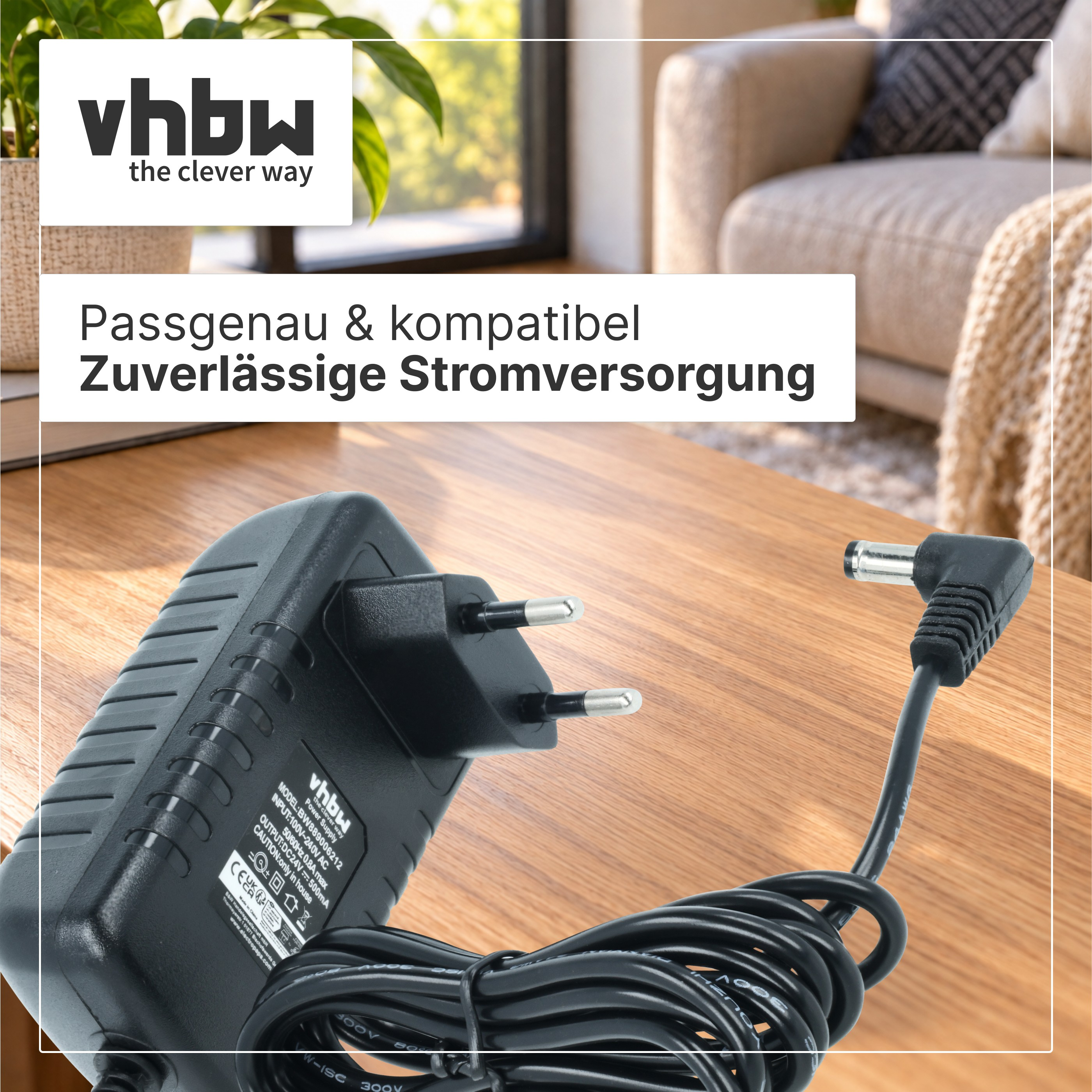 Schwarzes vhbw Netzteil mit EU-Stecker auf Holztisch in Wohnzimmer.