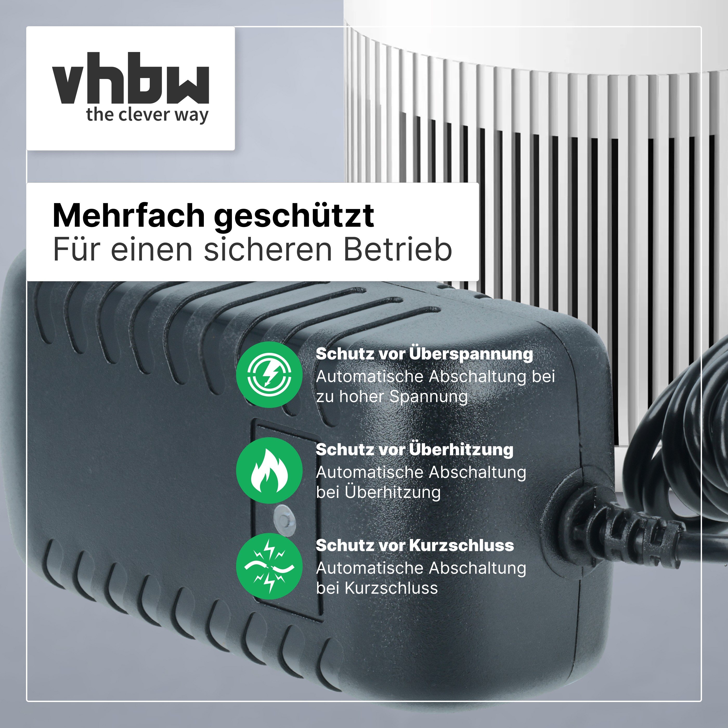 Schwarzes Netzteil mit Schutzfunktionen gegen Überspannung, Überhitzung und Kurzschluss, im Hintergrund ein Gerät.