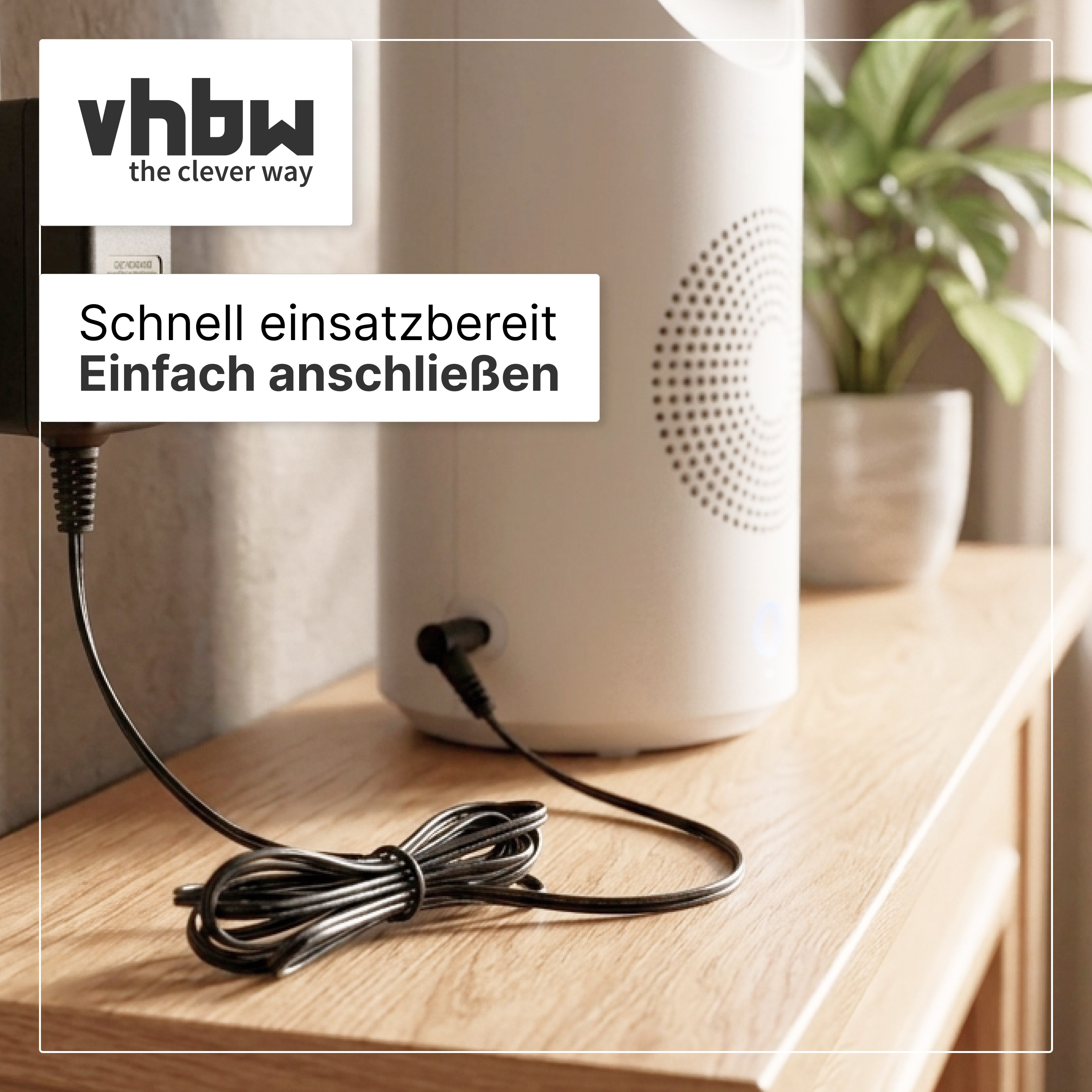 Ein weißes Elektrogerät steht auf einem Holzschrank und ist mit einem schwarzen Kabel an der Wand eingesteckt.