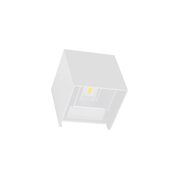 Una lámpara de techo cuadrada blanca con una fuente de luz LED amarilla en el centro sobre fondo blanco.