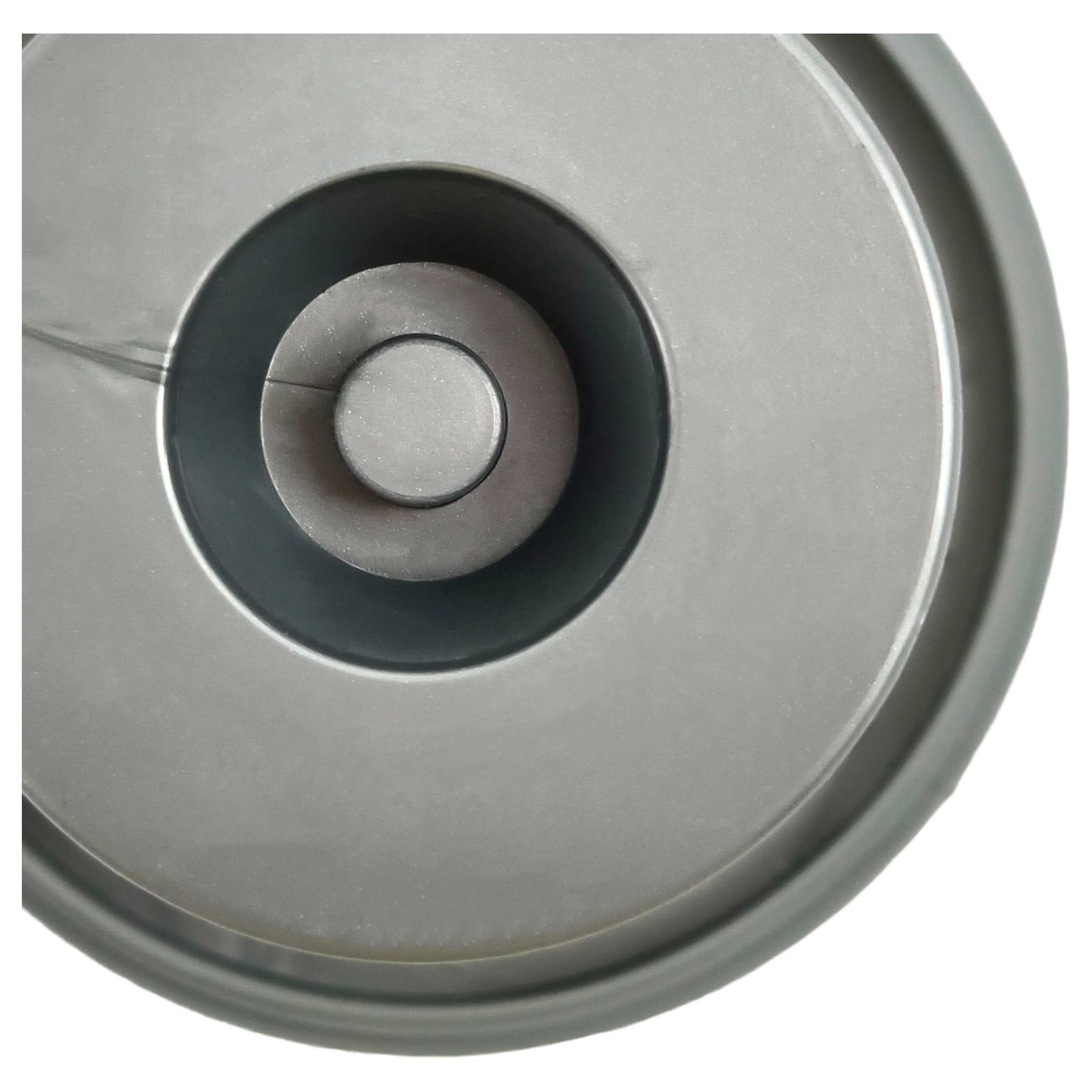 Top-Down-Ansicht einer silbernen Metallschüssel mit konzentrischen Ringen und einer zentralen Öffnung.