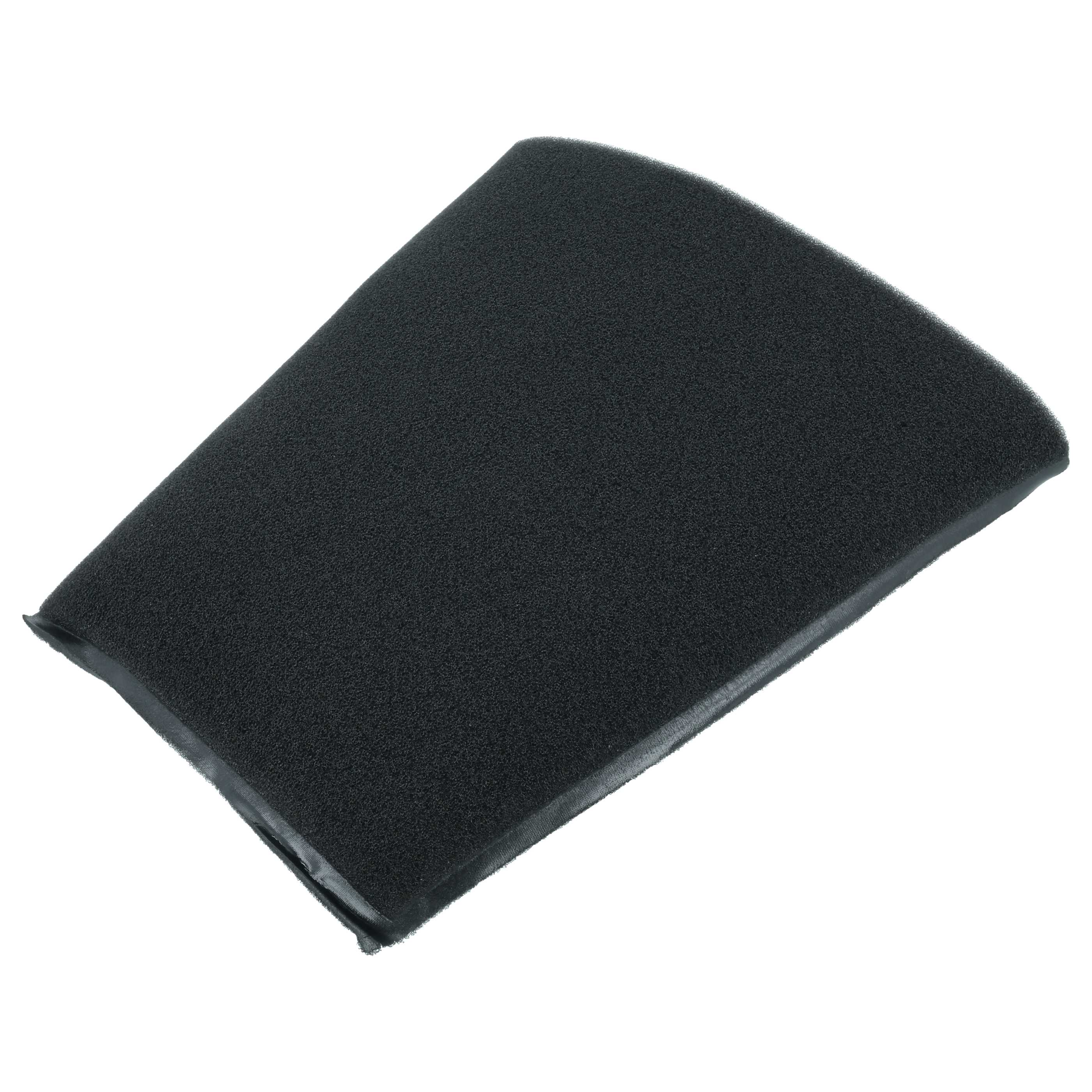 Ein schwarzes Schaumstoff-Filterelement mit leicht gebogener, trapezförmiger Form auf weißem Hintergrund.