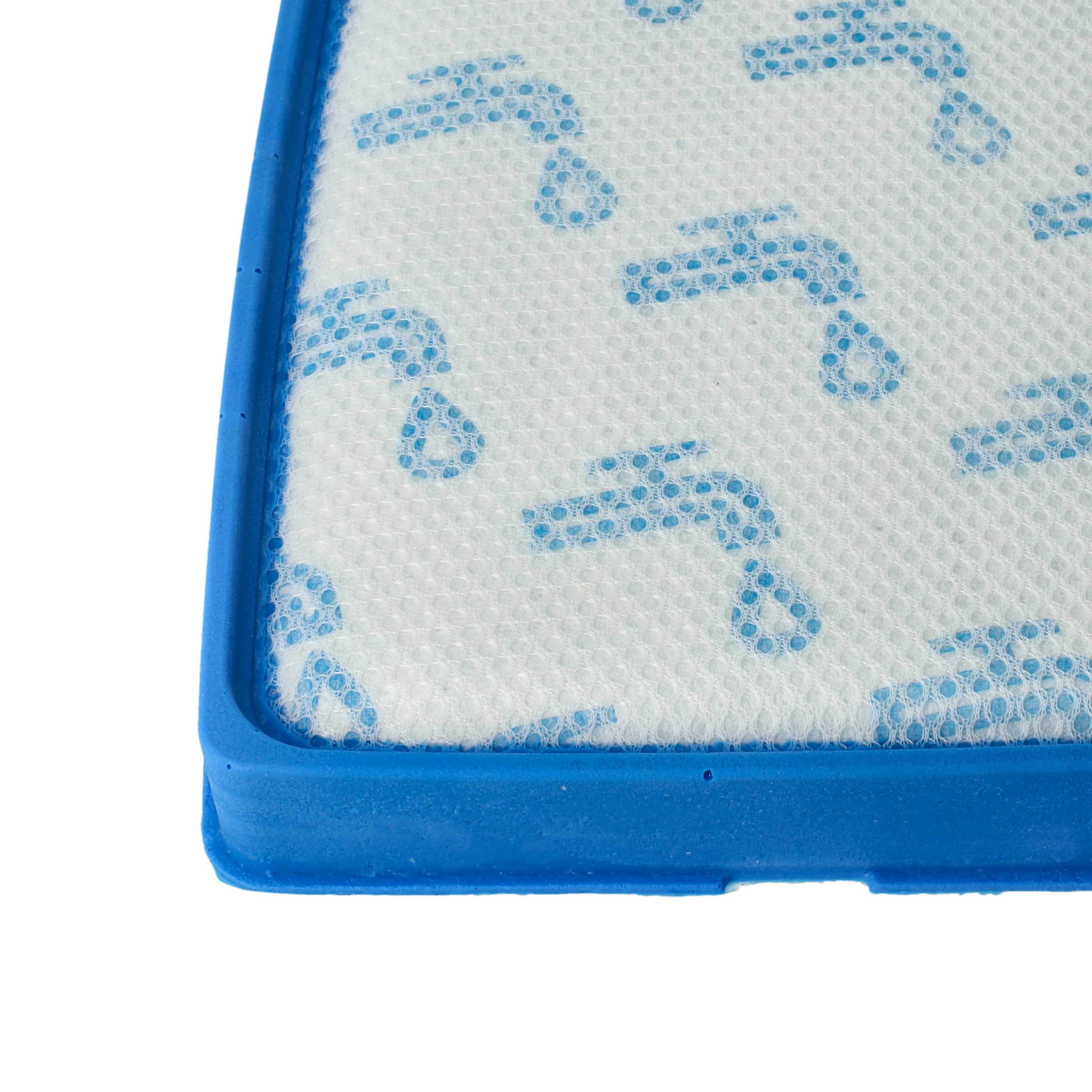 Nahaufnahme eines blauen und weißen Filters mit blauen Tropfensymbolen.