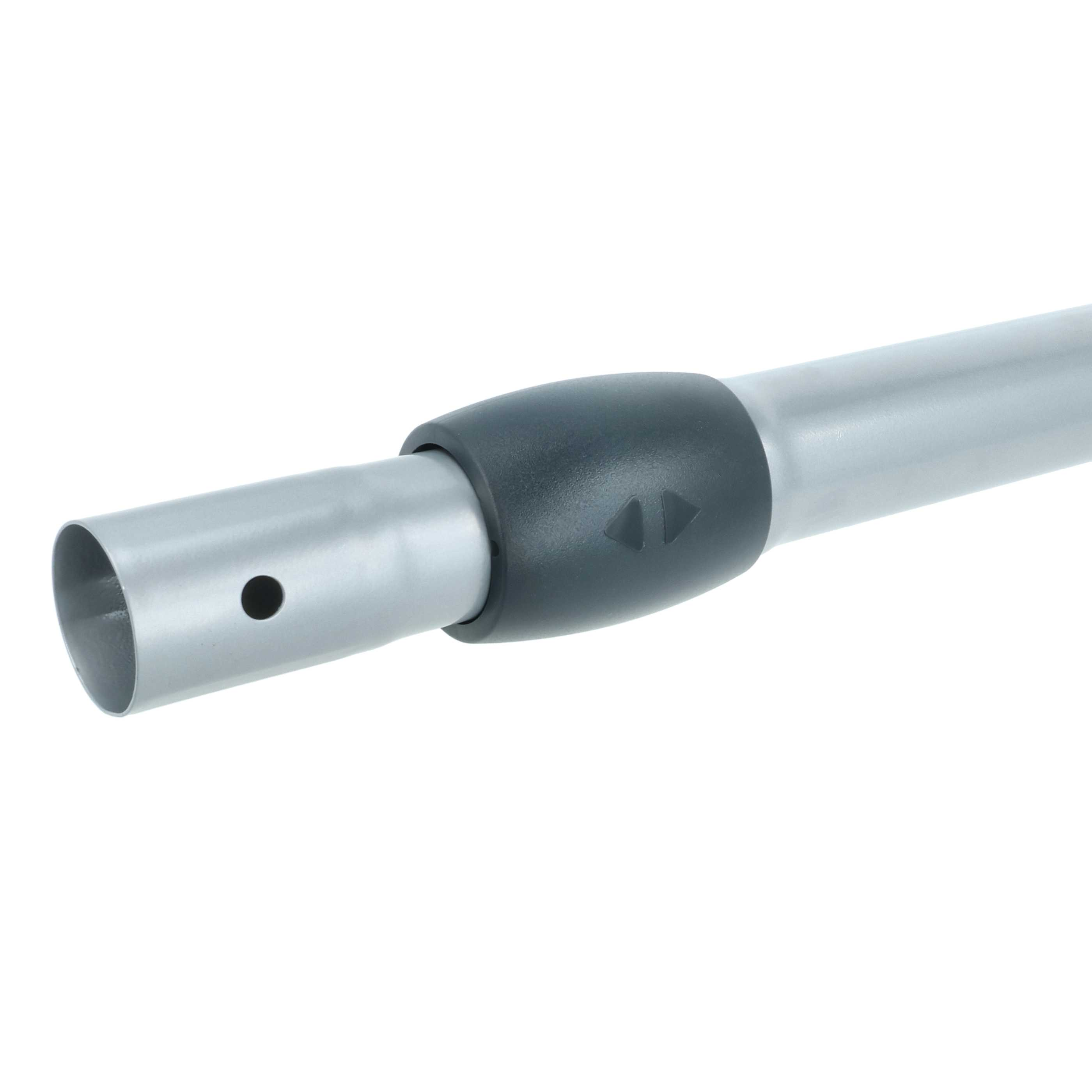 Eine silberne Teleskopstange aus Metall mit schwarzem Gelenk und zwei Richtungspfeilen.