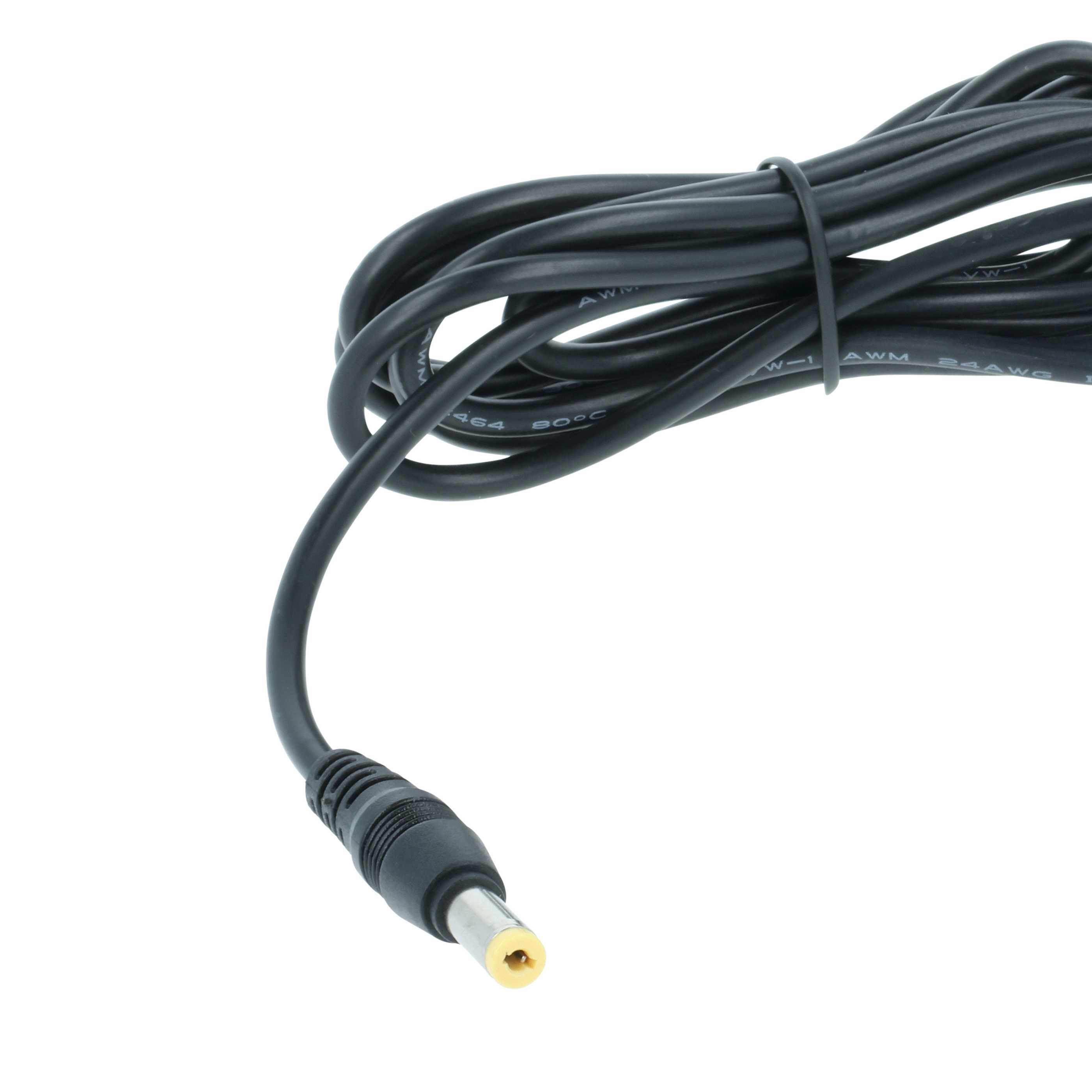 Ein aufgerolltes schwarzes Stromkabel mit einem zylindrischen DC-Stecker auf weißem Hintergrund.
