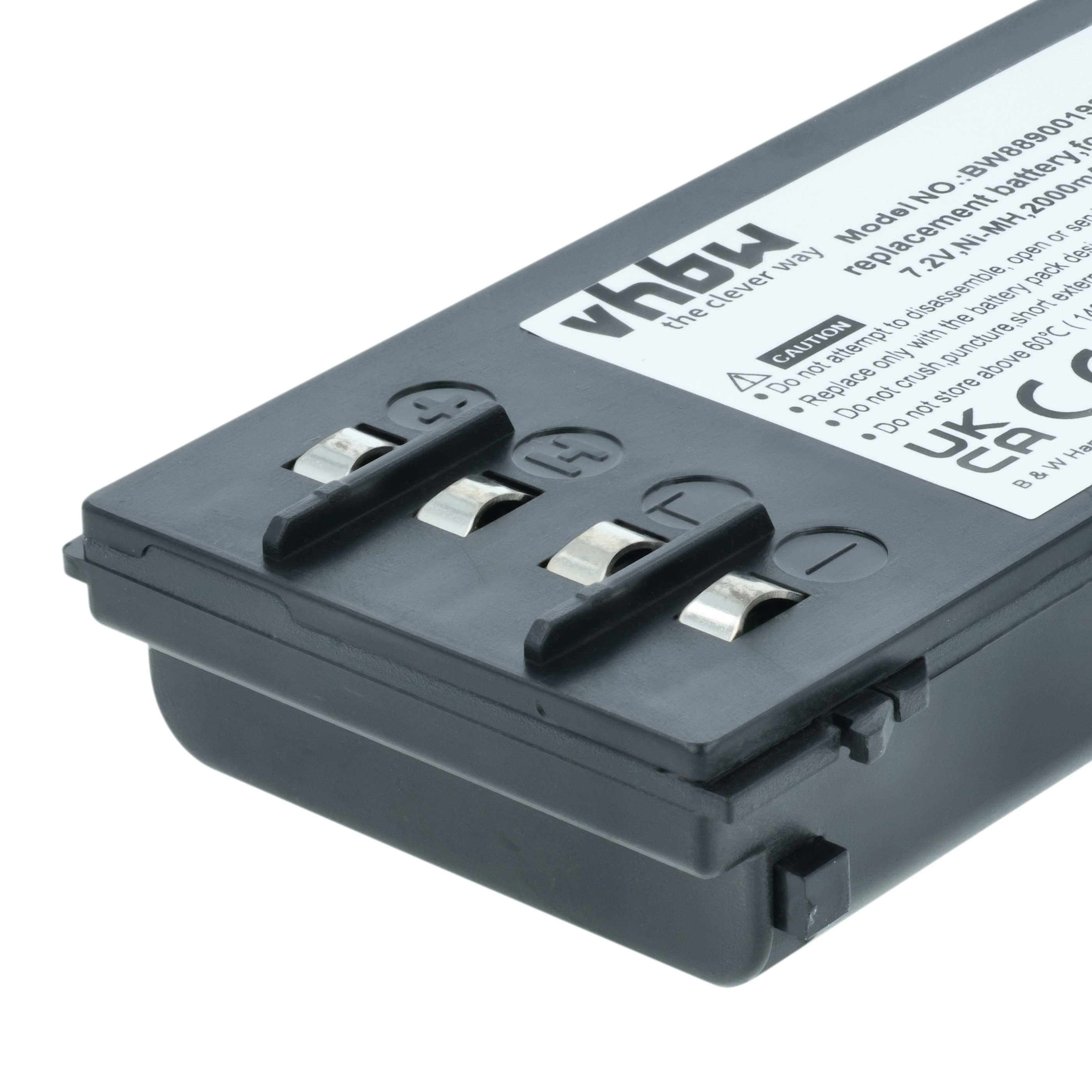 Nahaufnahme einer schwarzen Batterie mit vier Metallkontakten und weißem Etikett.