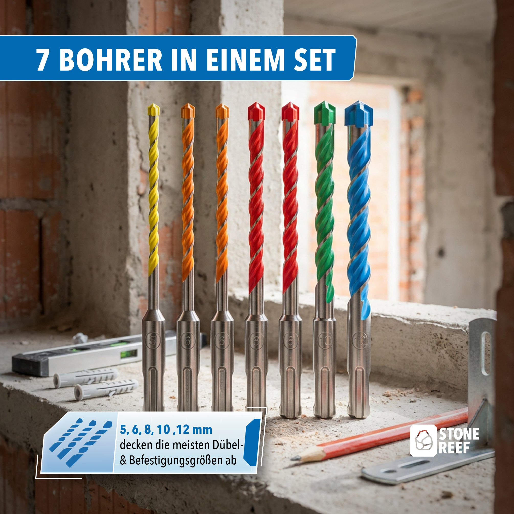 Sieben bunte Bohrer in verschiedenen Größen stehen auf einer Baustelle.