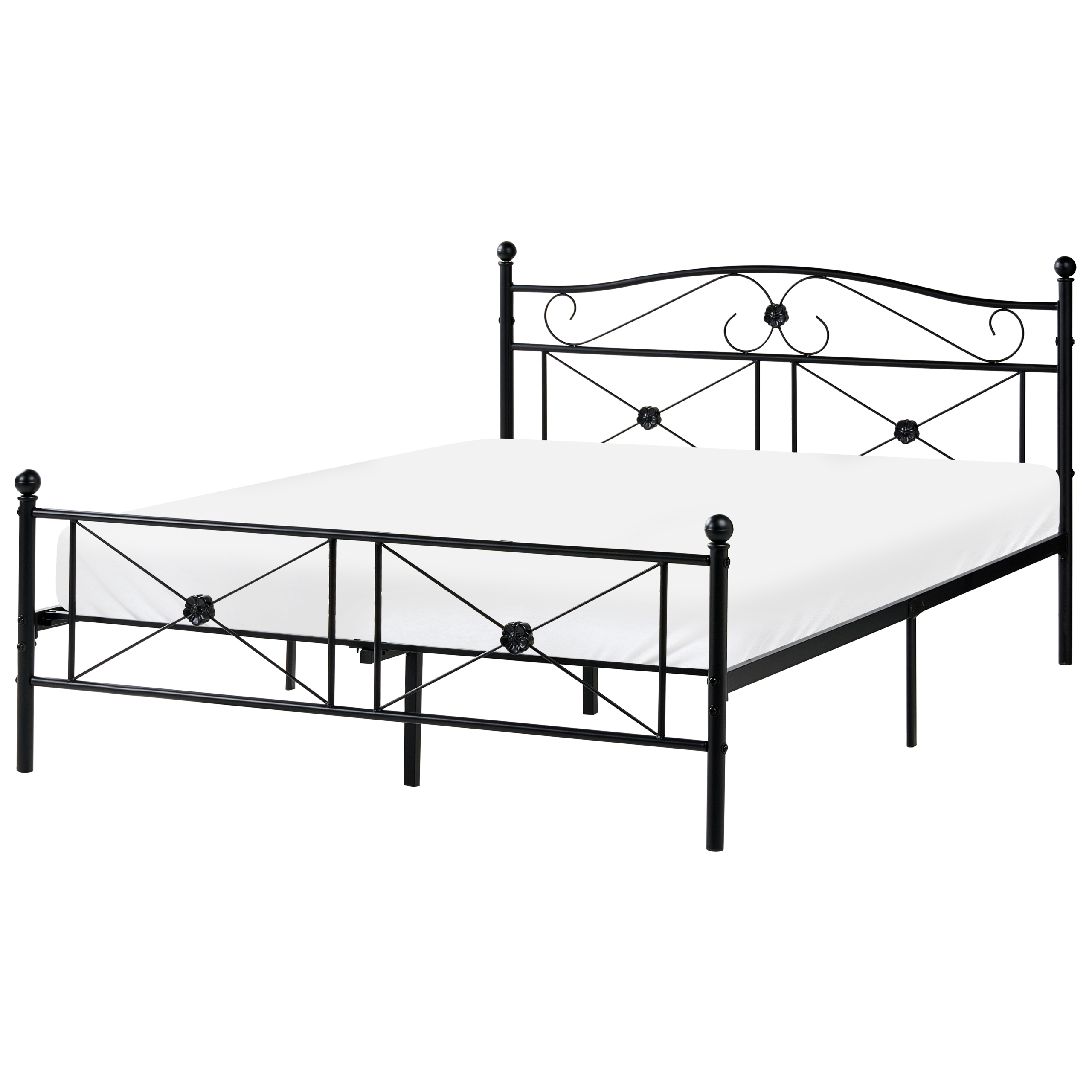 Un letto in metallo nero con materasso bianco su sfondo bianco.