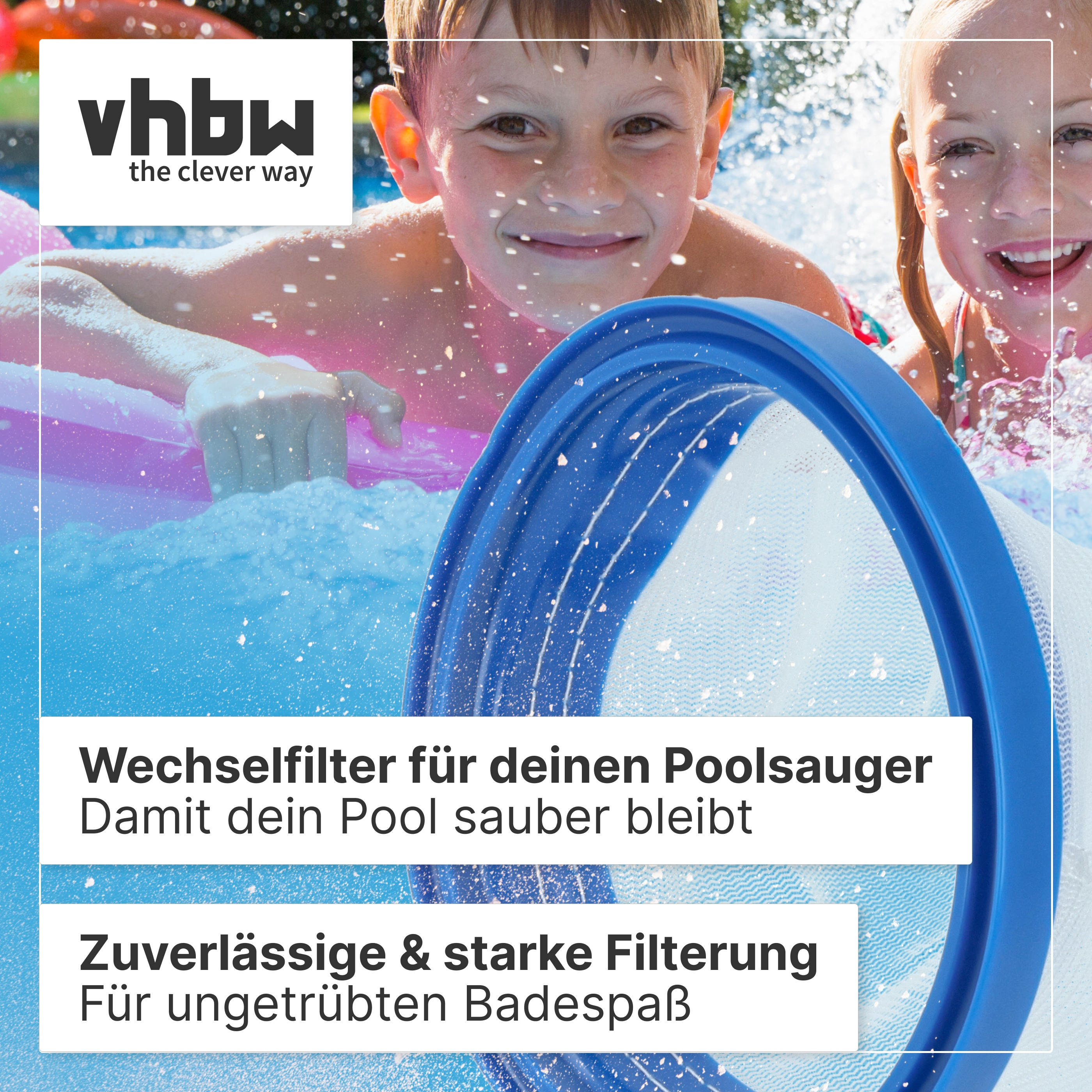 Kinder lachen im Pool mit einem blauen Poolkescher im Vordergrund und Textboxen.