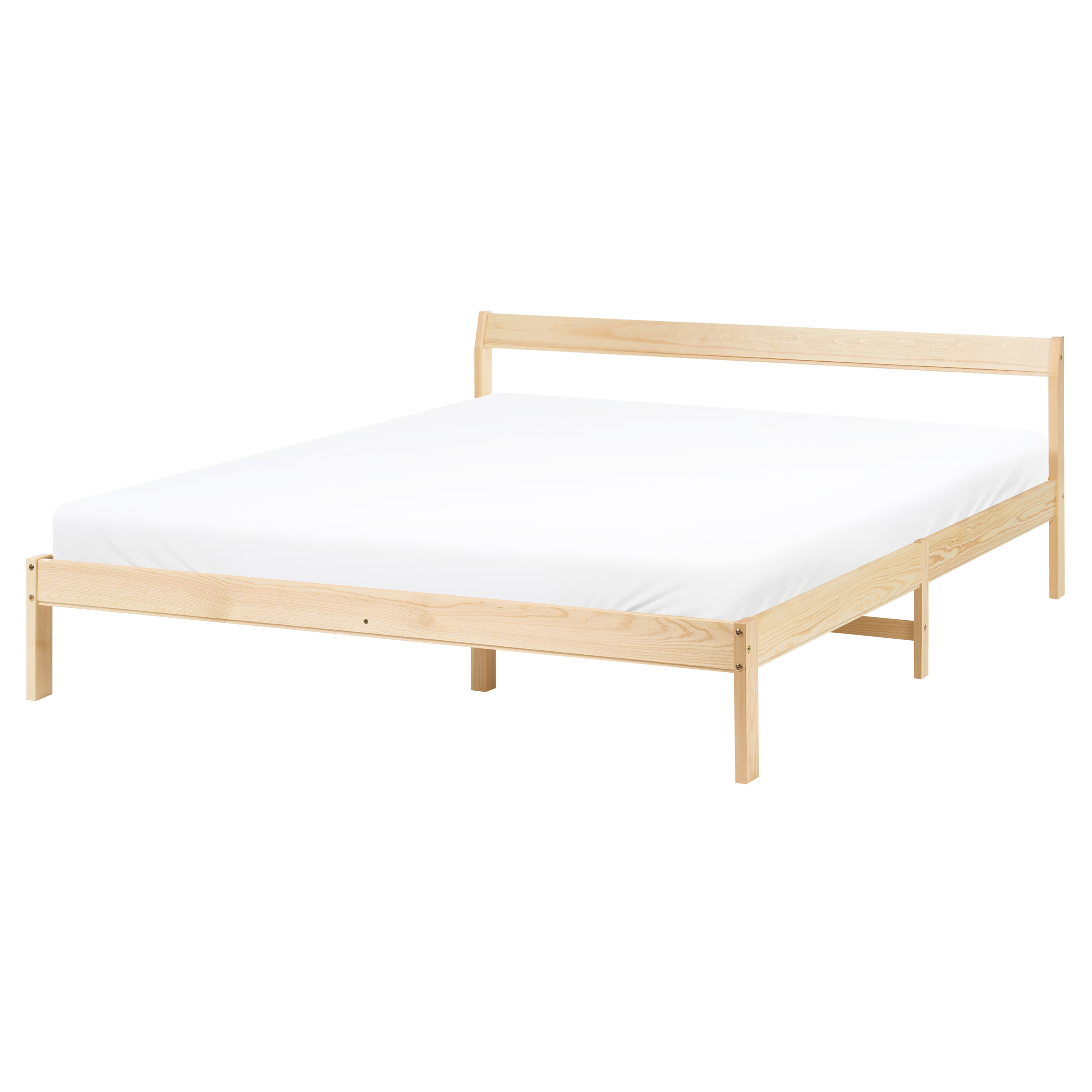 Un letto in legno chiaro con materasso bianco su sfondo bianco.