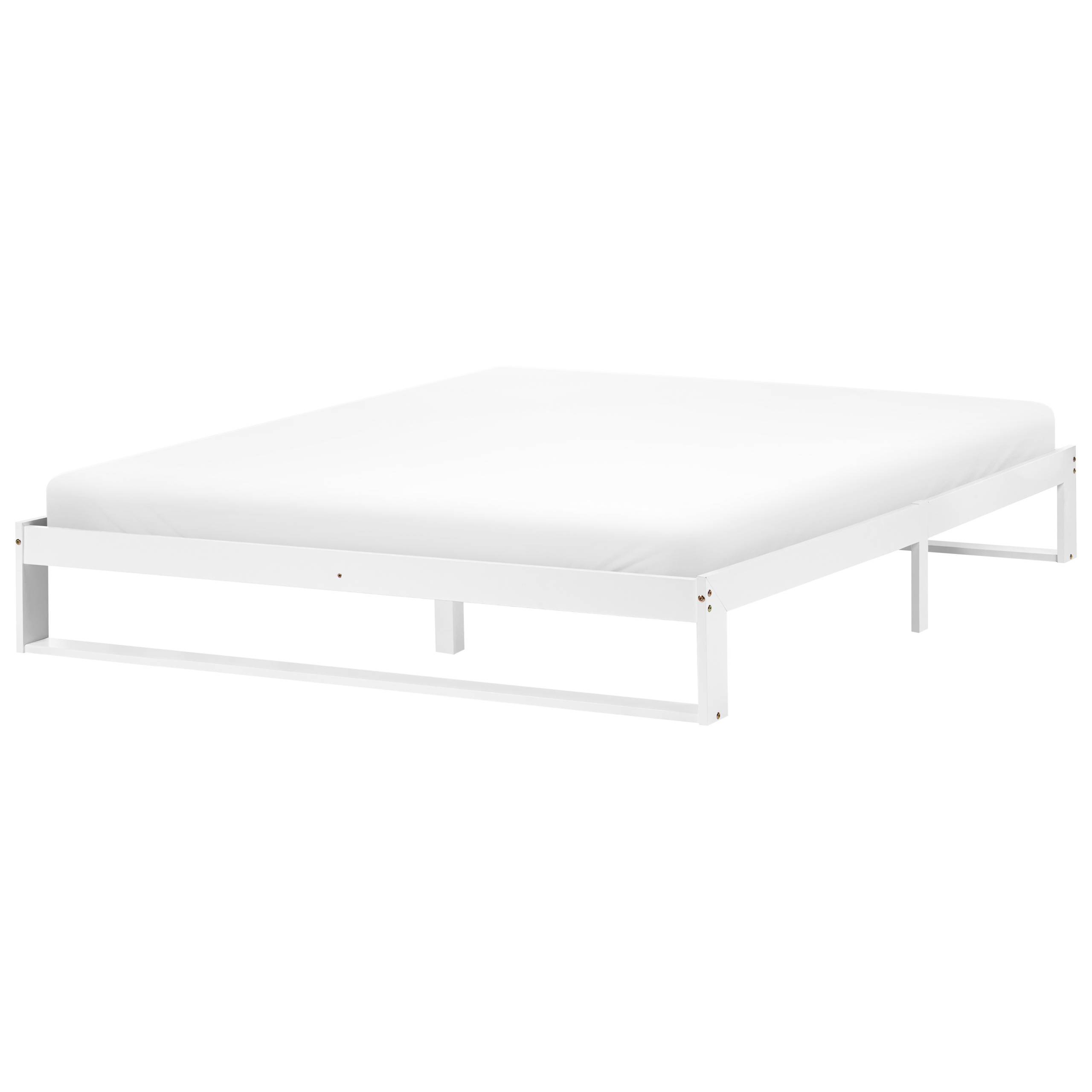 Una struttura per letto bianca bassa con materasso bianco su sfondo bianco.