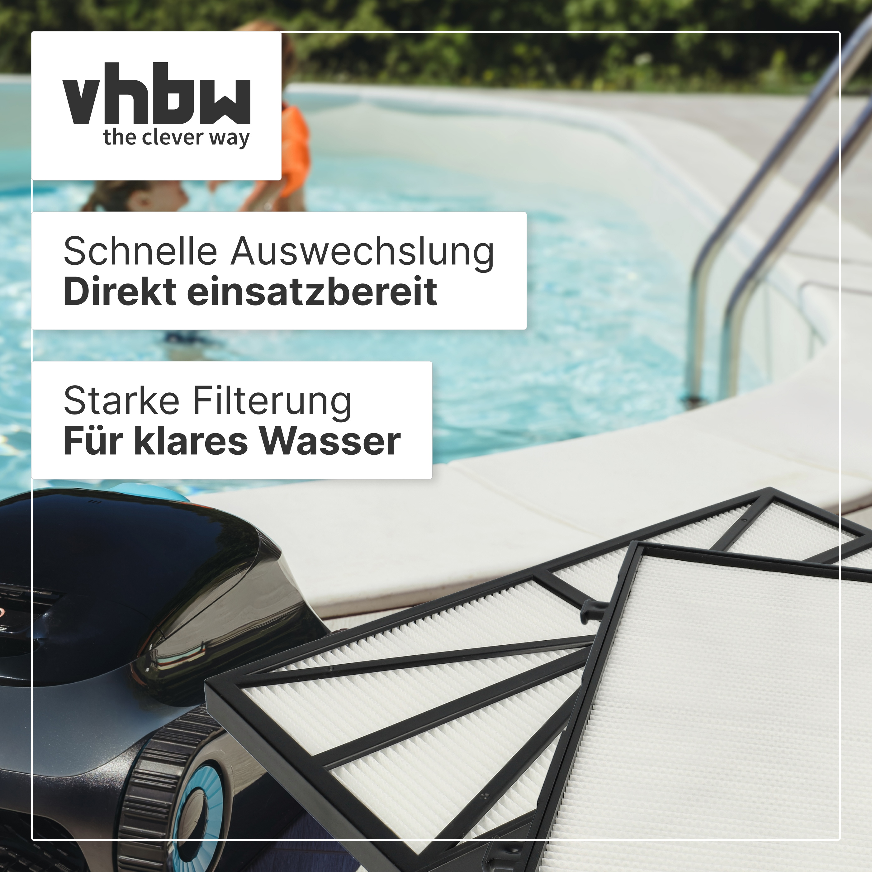 Poolreiniger und Filterkartuschen am Rand eines Swimmingpools mit schwimmenden Kindern im Hintergrund.