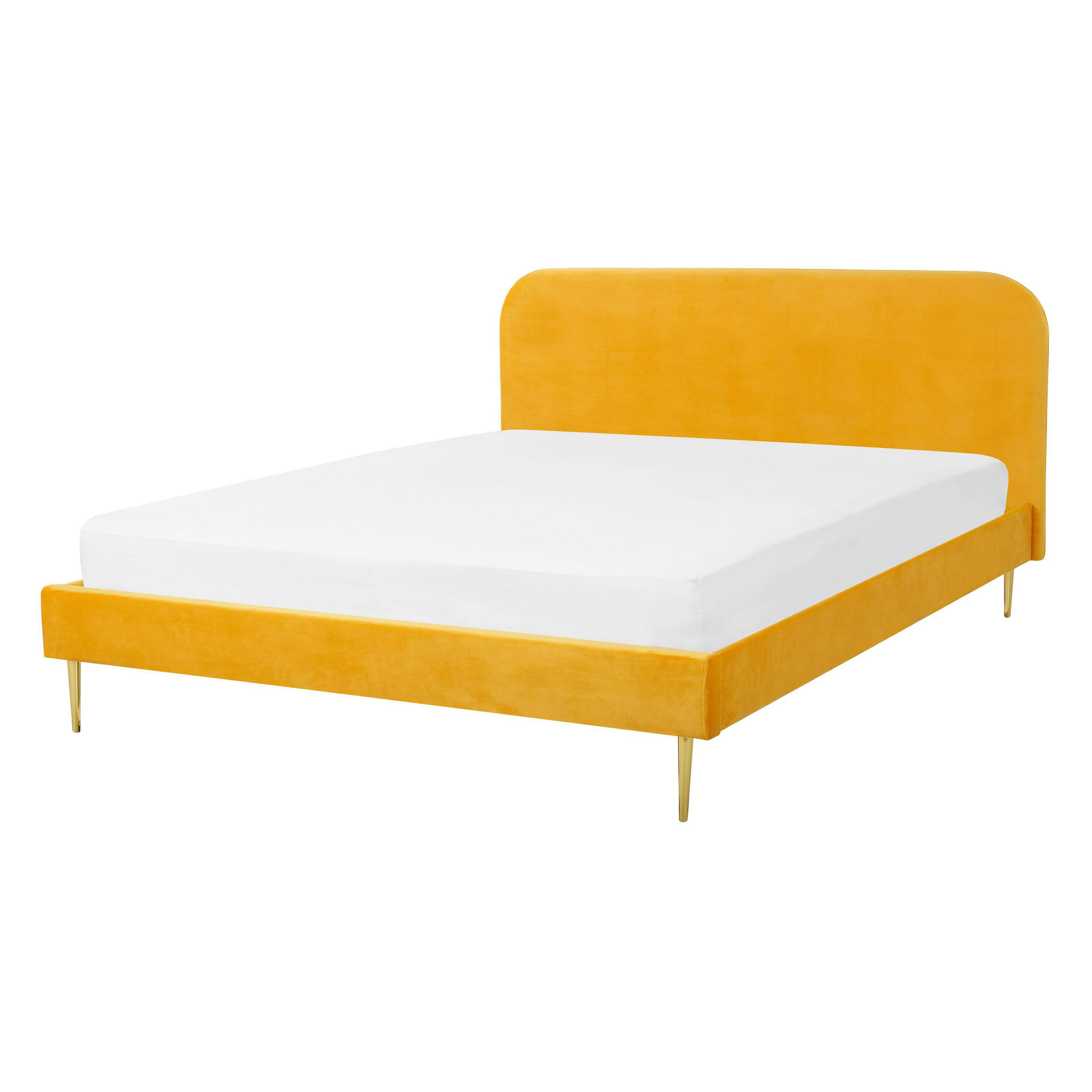 Un letto in velluto giallo con lenzuola bianche e sottili gambe dorate, su sfondo bianco.