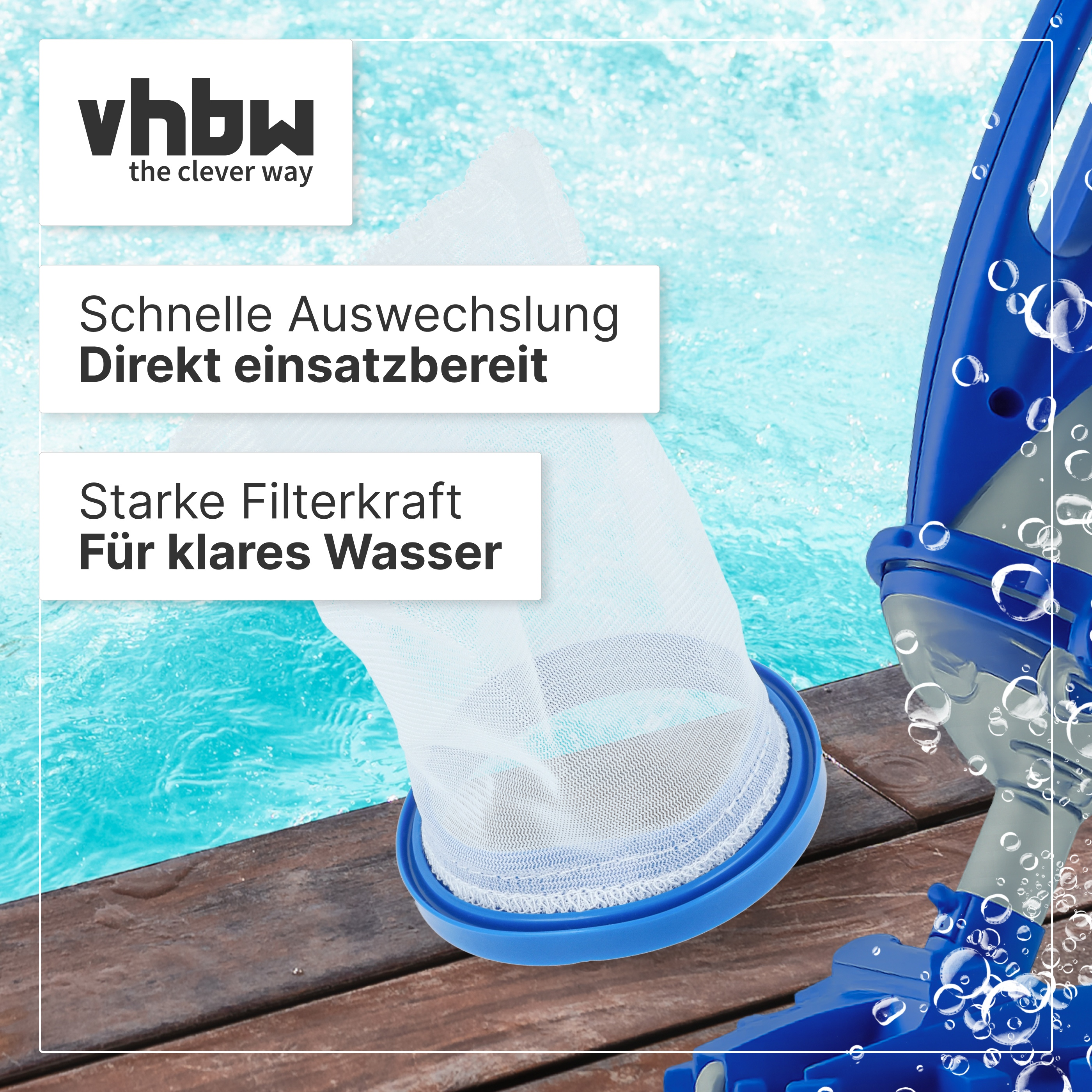 Ein blauer Poolreiniger mit weißem Filterbeutel steht auf Holzplanken vor einem Swimmingpool, mit Textoverlays.