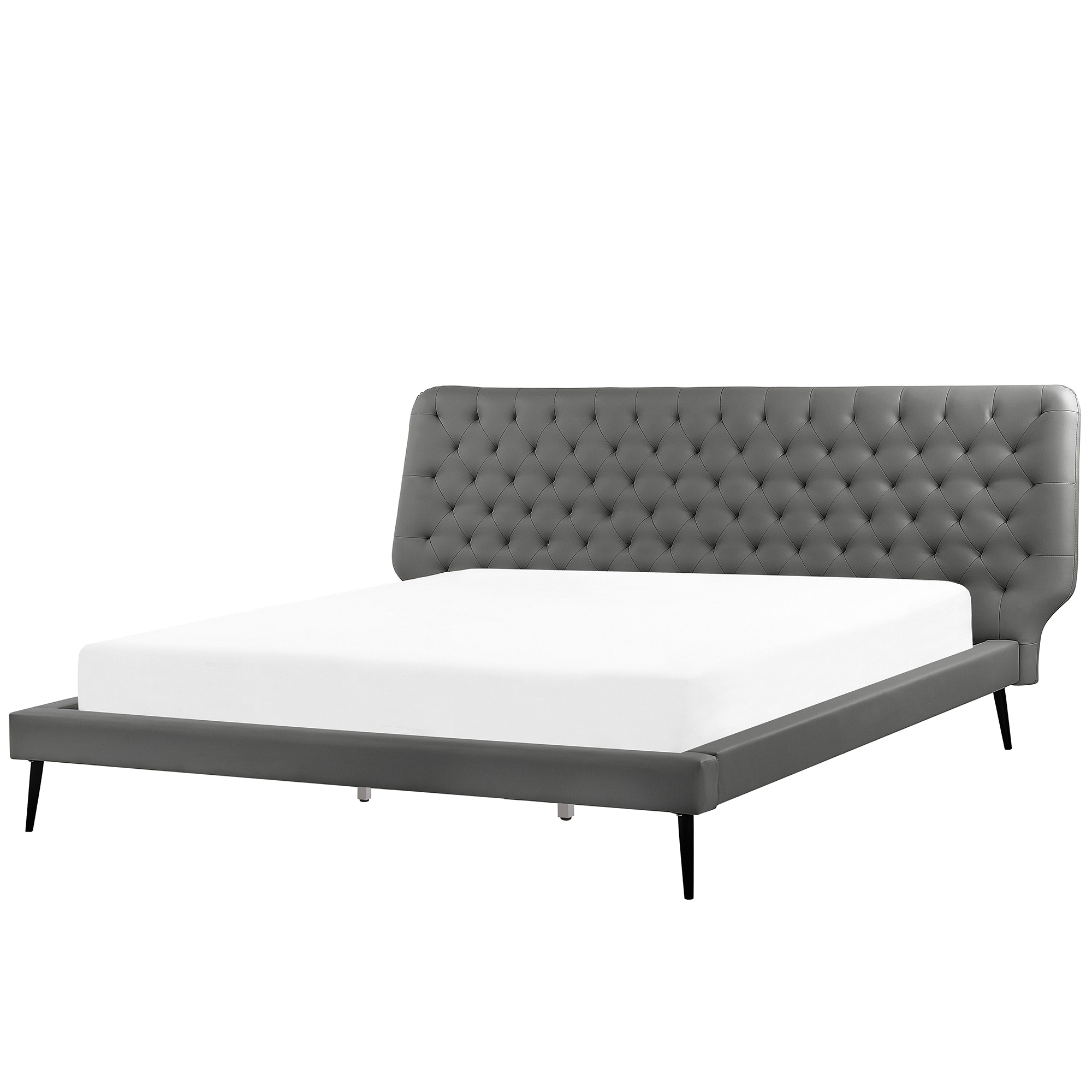 Un moderno letto grigio imbottito con testiera capitonné e materasso bianco, su sottili gambe nere su sfondo bianco.
