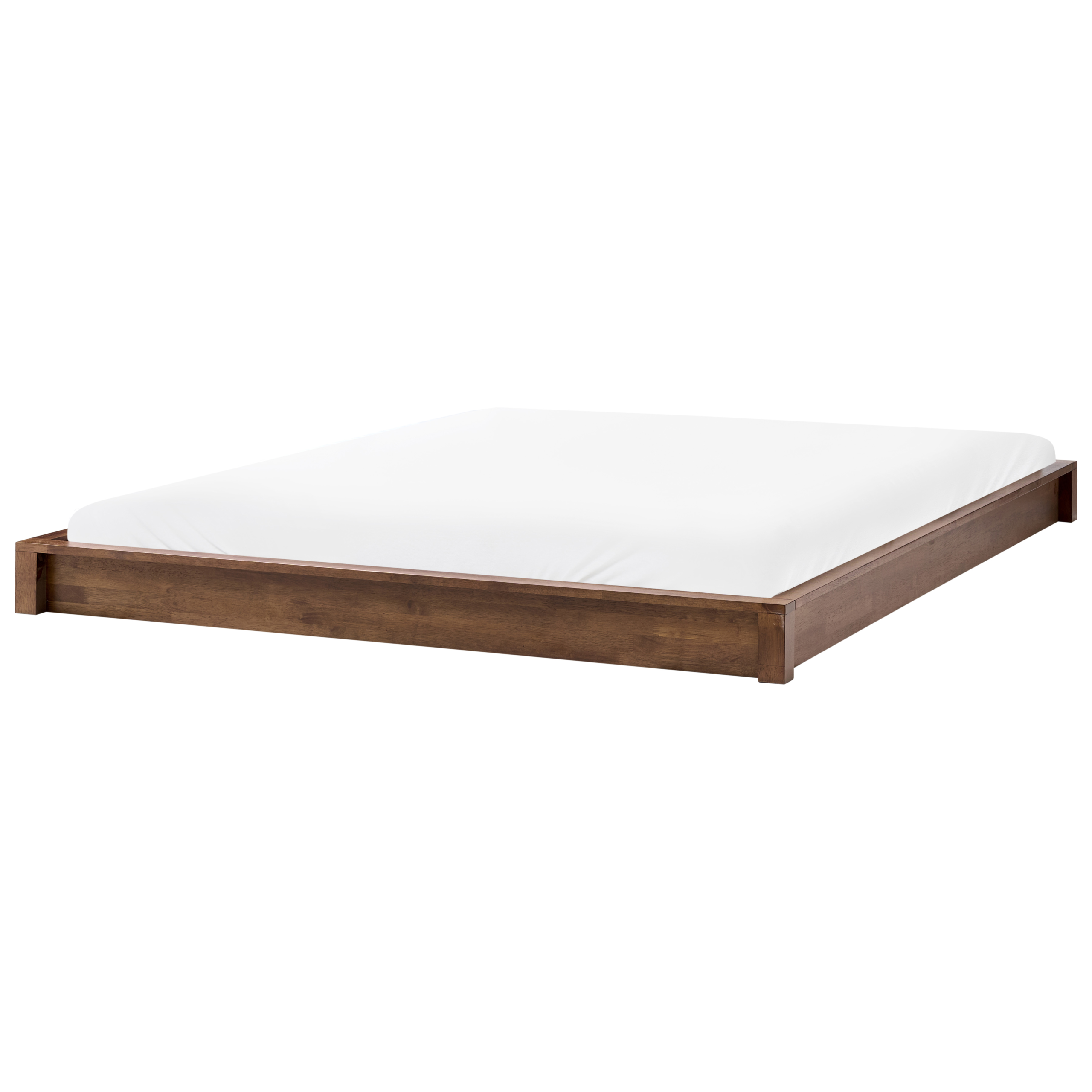 Un letto basso in legno con materasso bianco su sfondo bianco.