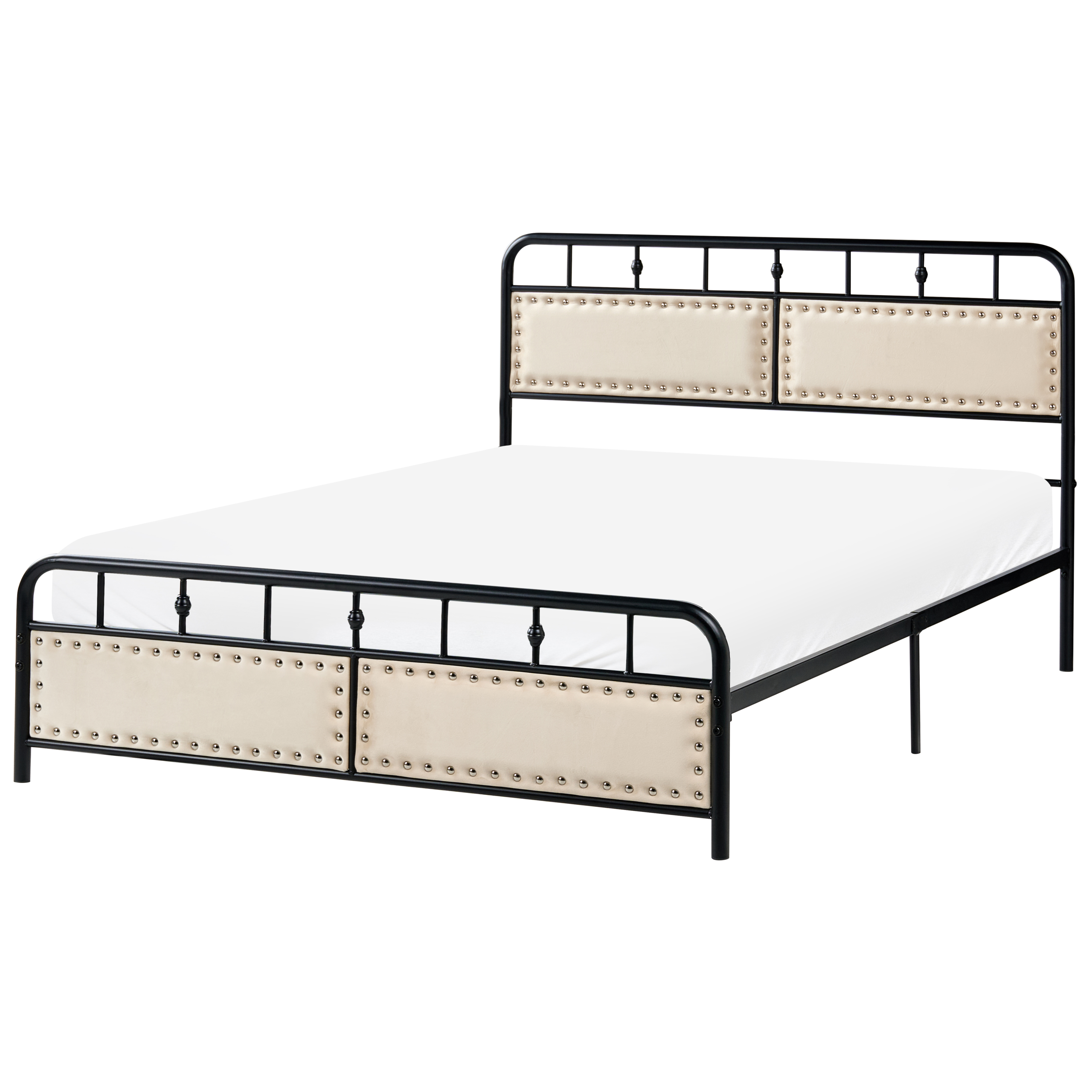 Un letto in metallo nero con pannelli imbottiti beige e borchie sulla testata e pediera.