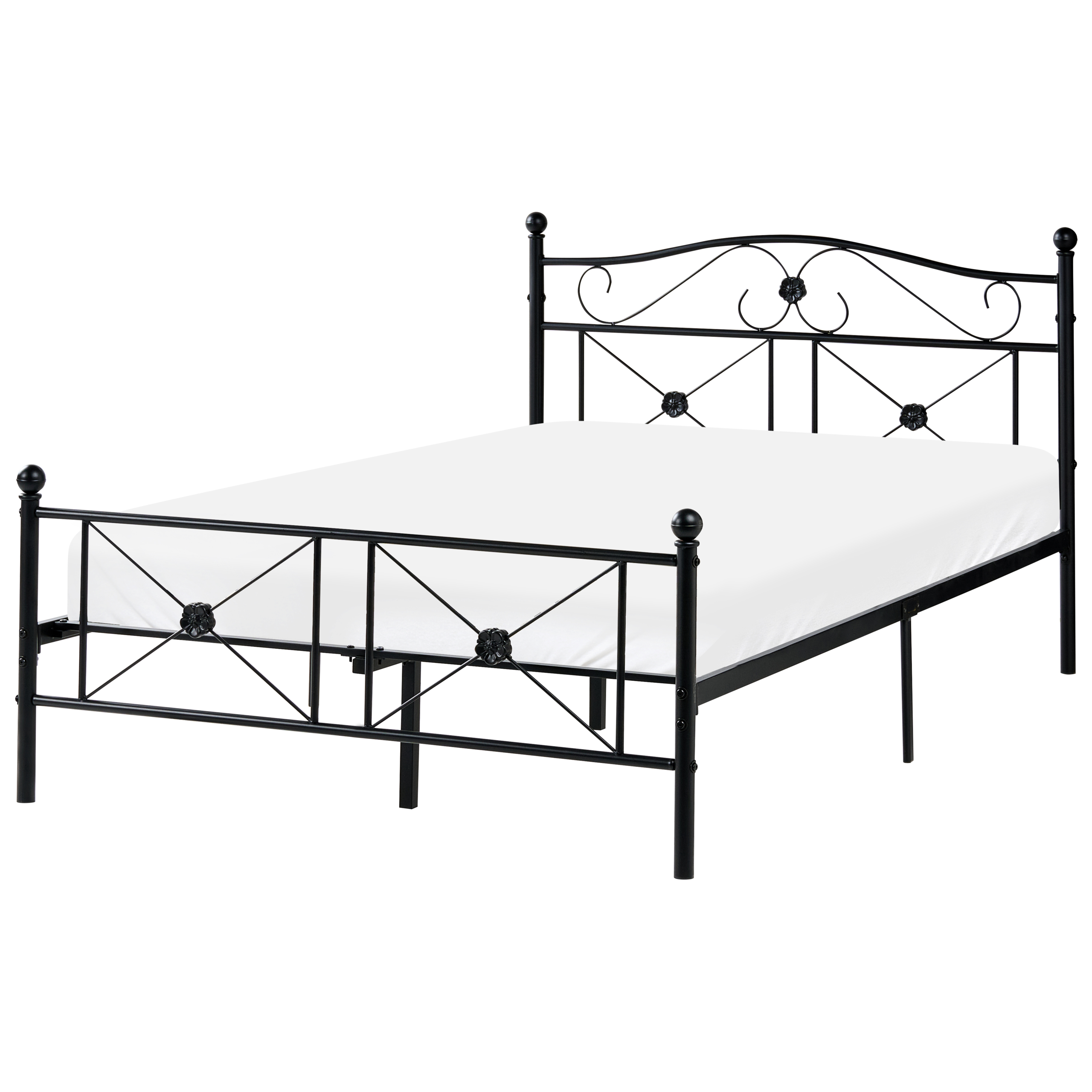 Un letto in ferro battuto nero con testiera decorata e materasso bianco su fondo bianco.