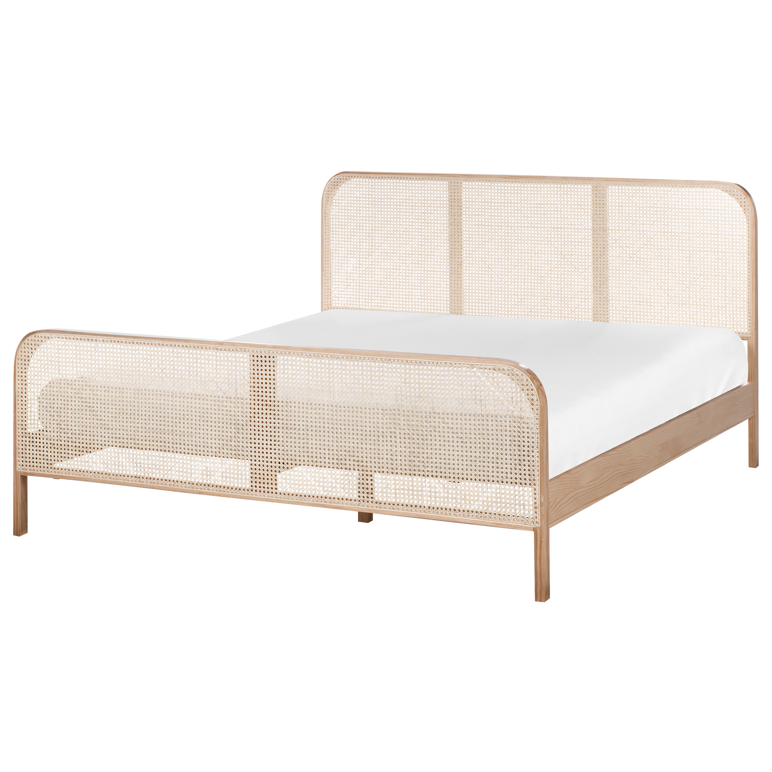 Letto matrimoniale in legno con trama di rattan sulla testata e pediera alte, con materasso bianco.