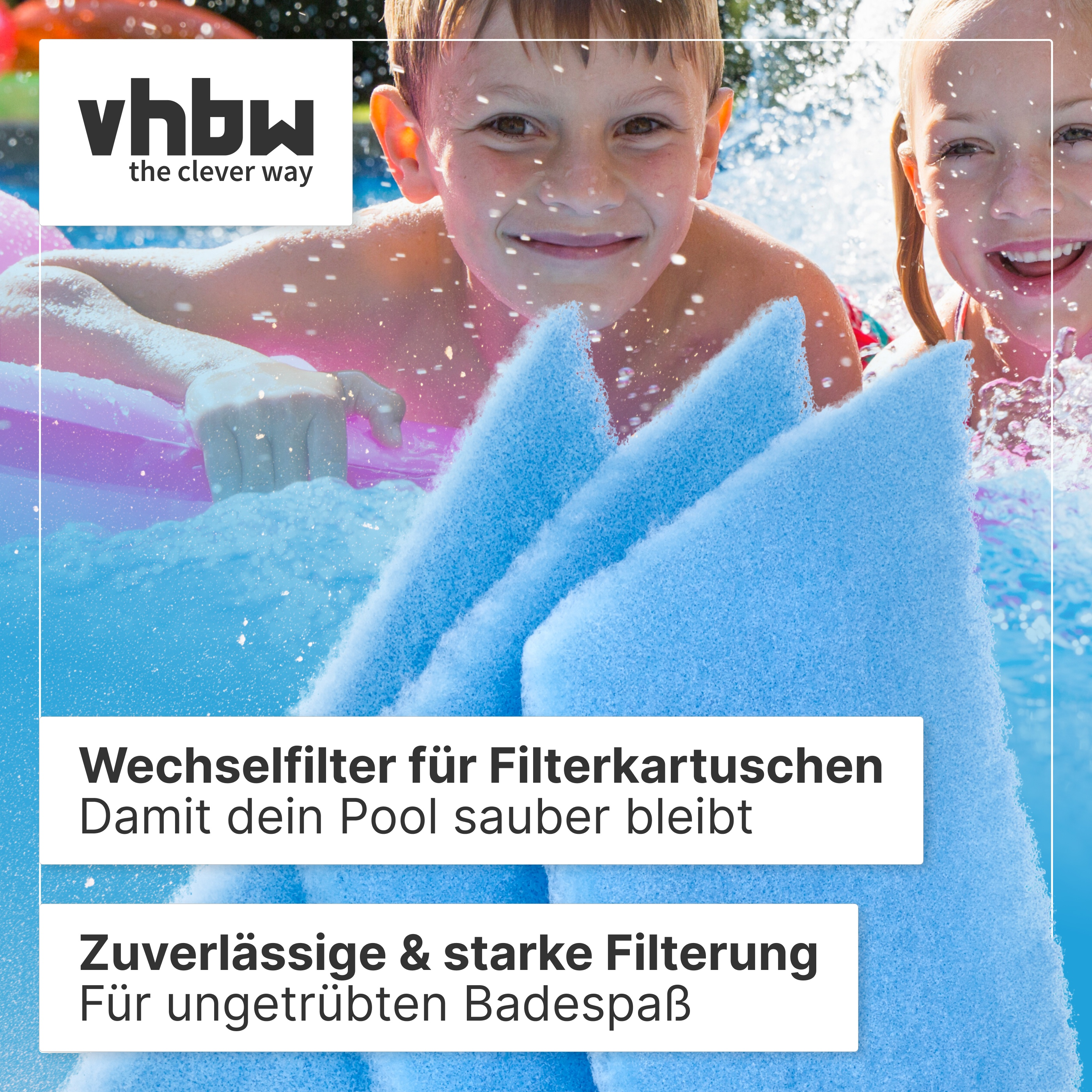 Zwei lächelnde Kinder spielen in einem Pool mit blauen Schaumstoff-Poolfiltern im Vordergrund und dem vhbw-Logo.