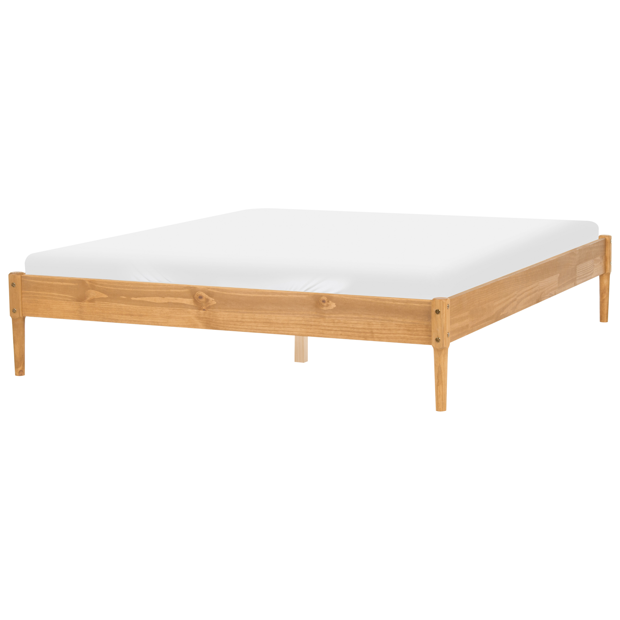 Una struttura per letto in legno con materasso bianco su sfondo bianco.