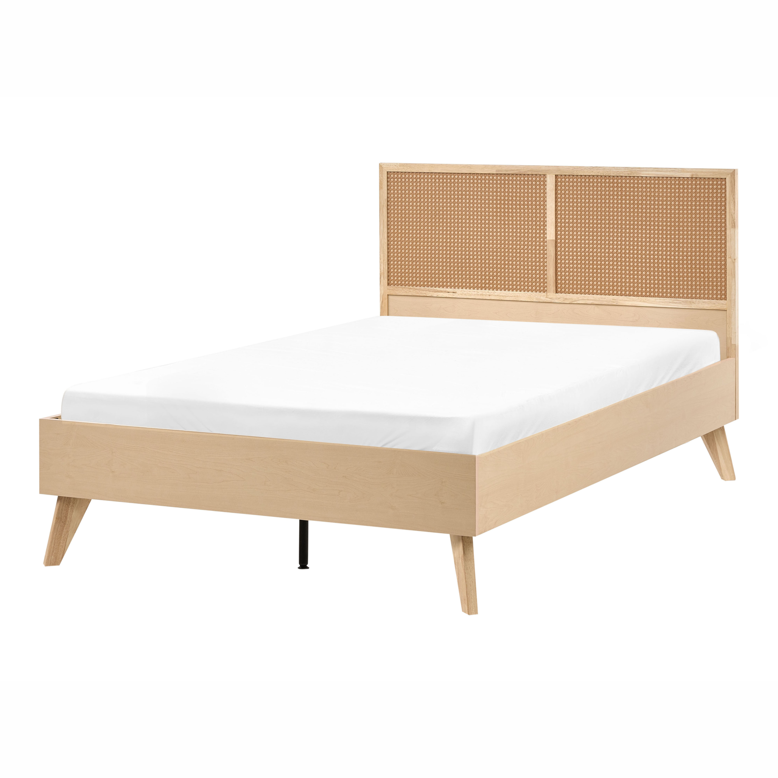 Letto in legno chiaro con testiera in rattan intrecciato e lenzuolo bianco, su sfondo bianco.