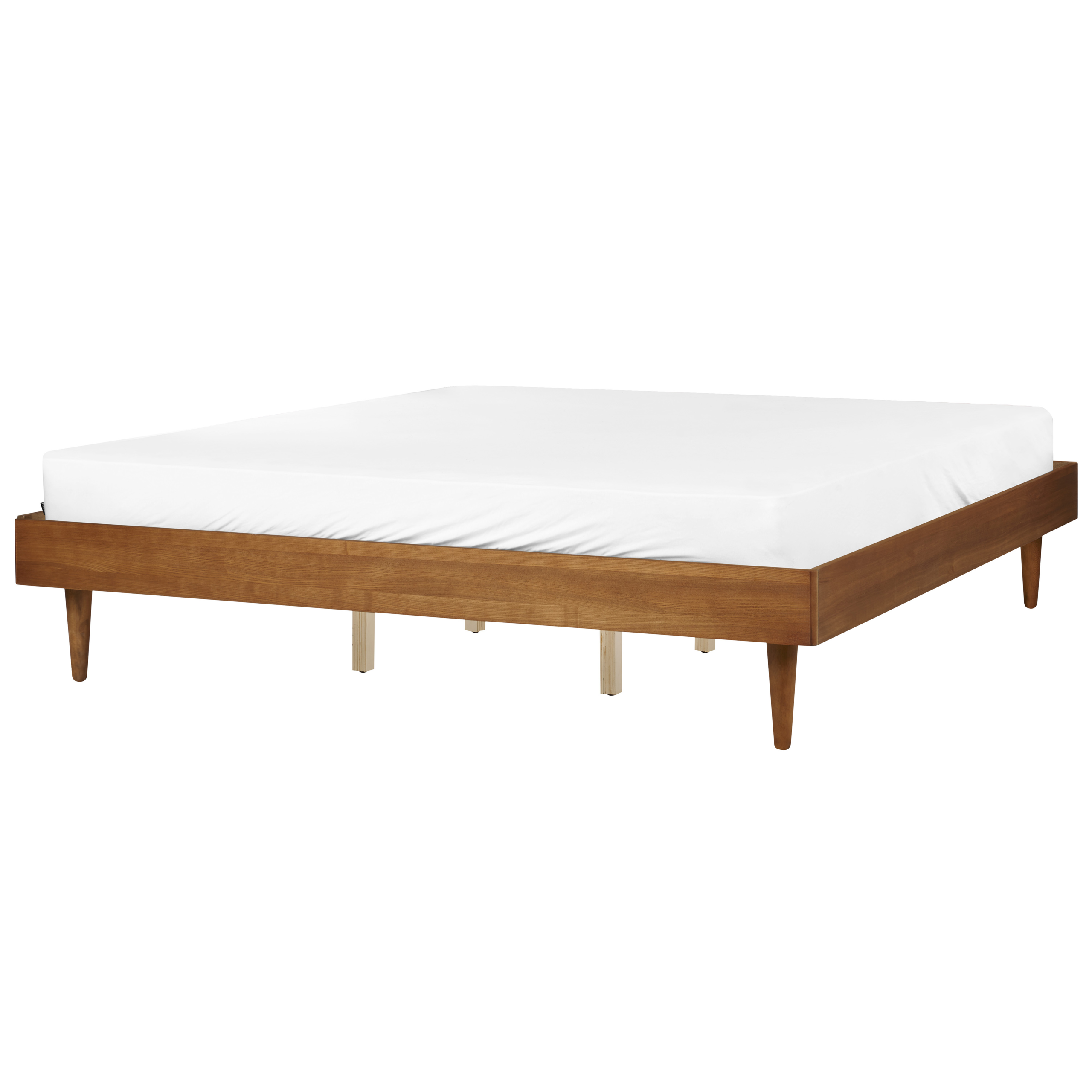 Un letto matrimoniale in legno con gambe inclinate e materasso bianco su sfondo bianco.