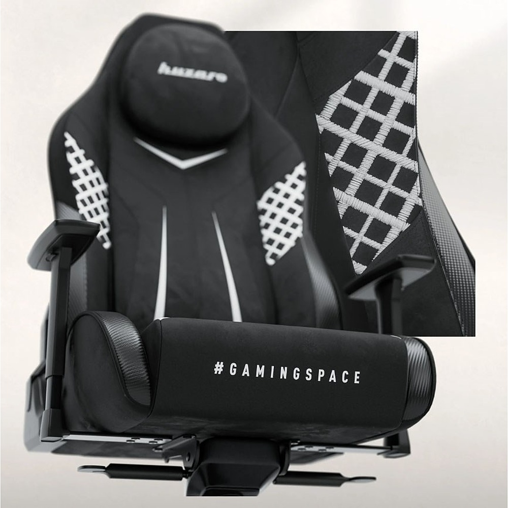 Czarny fotel gamingowy z białym wzorem w kratkę i napisem #GAMINGSPACE na siedzisku.
