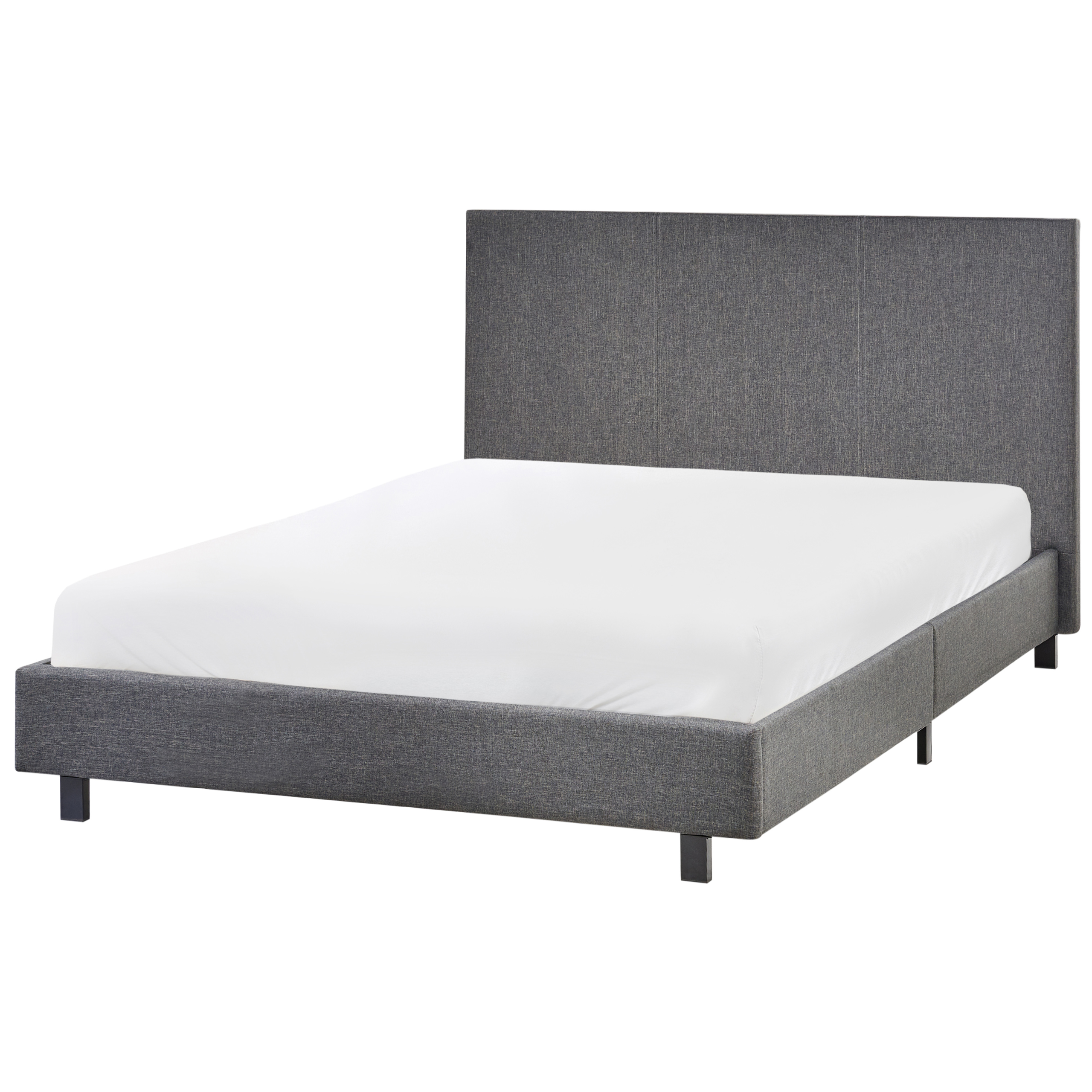 Un moderno letto imbottito grigio con testiera alta e lenzuolo bianco, su sfondo bianco.