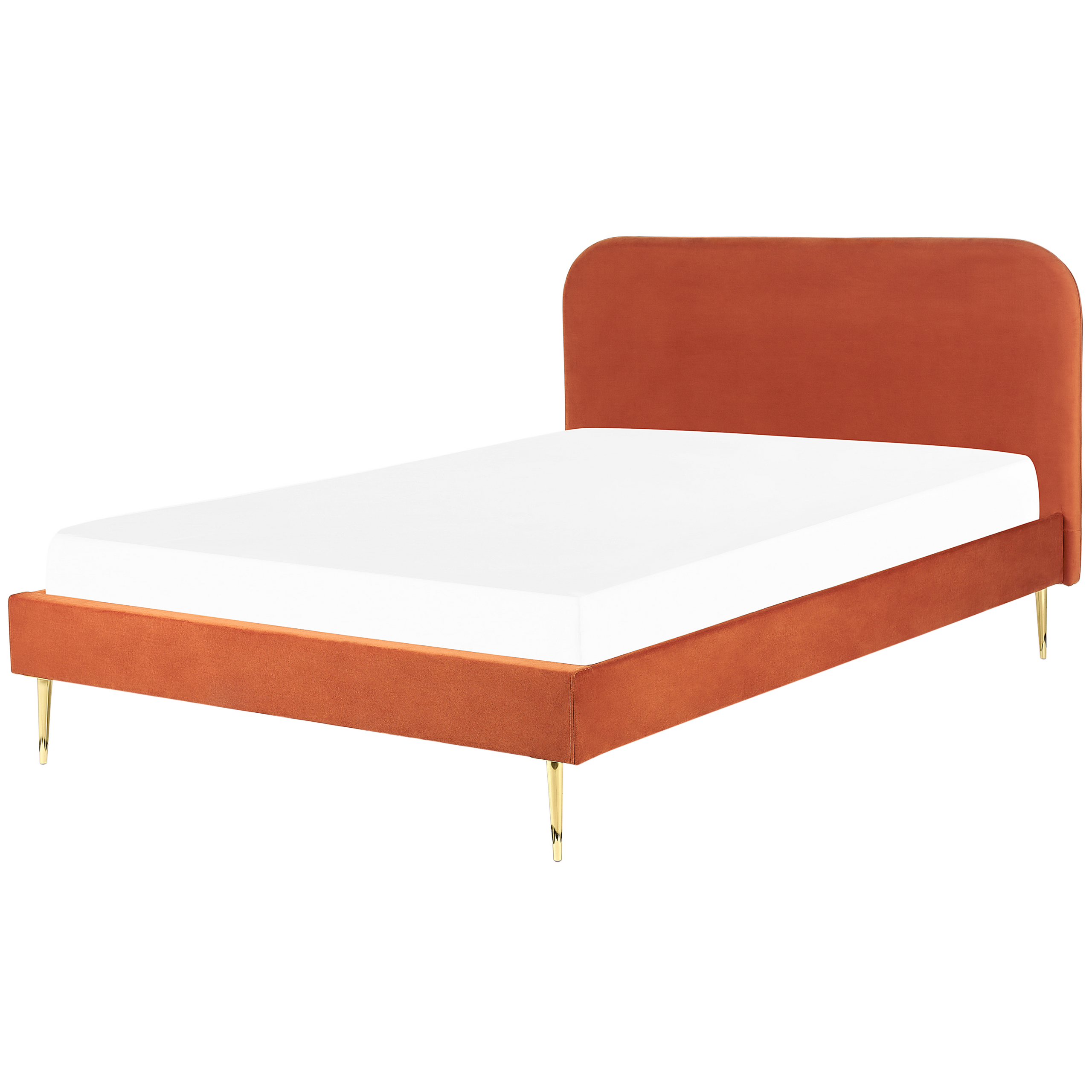 Un letto in velluto arancione con gambe dorate e materasso bianco su sfondo bianco.