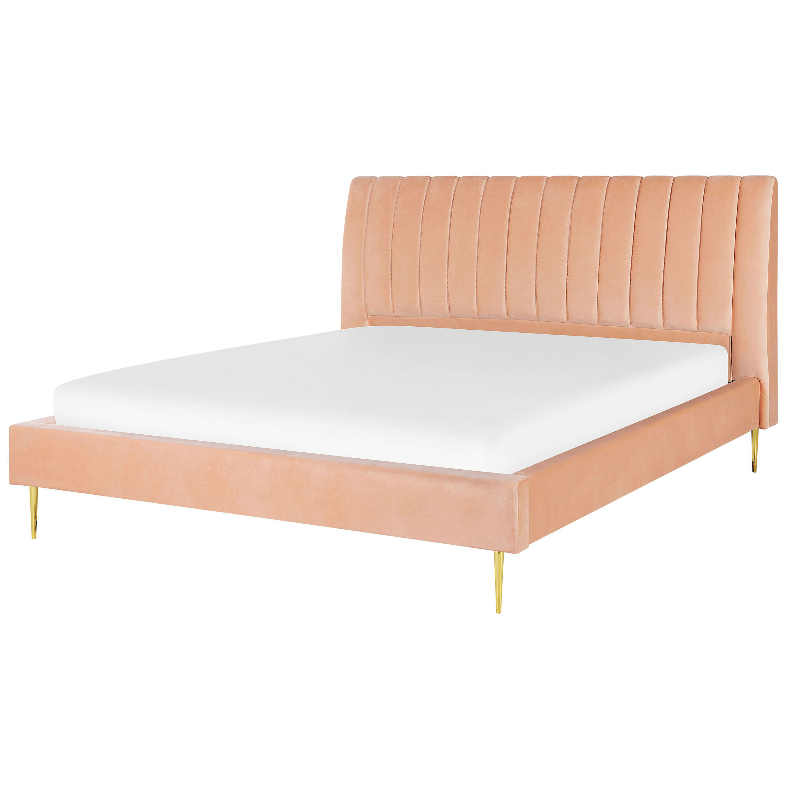 Un letto in velluto rosa con materasso bianco e gambe in metallo dorato su sfondo bianco.