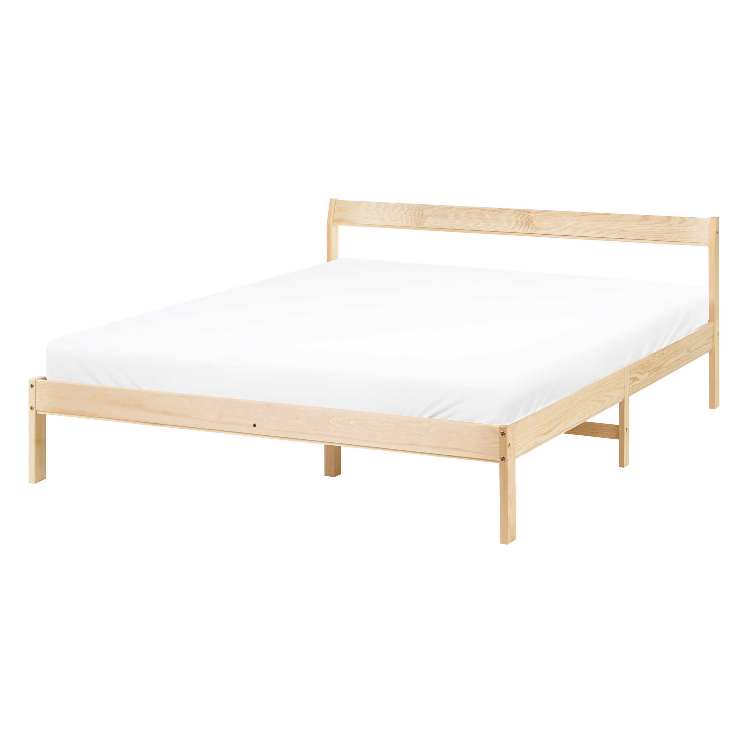 Un letto matrimoniale in legno con testata semplice e materasso bianco su sfondo bianco.