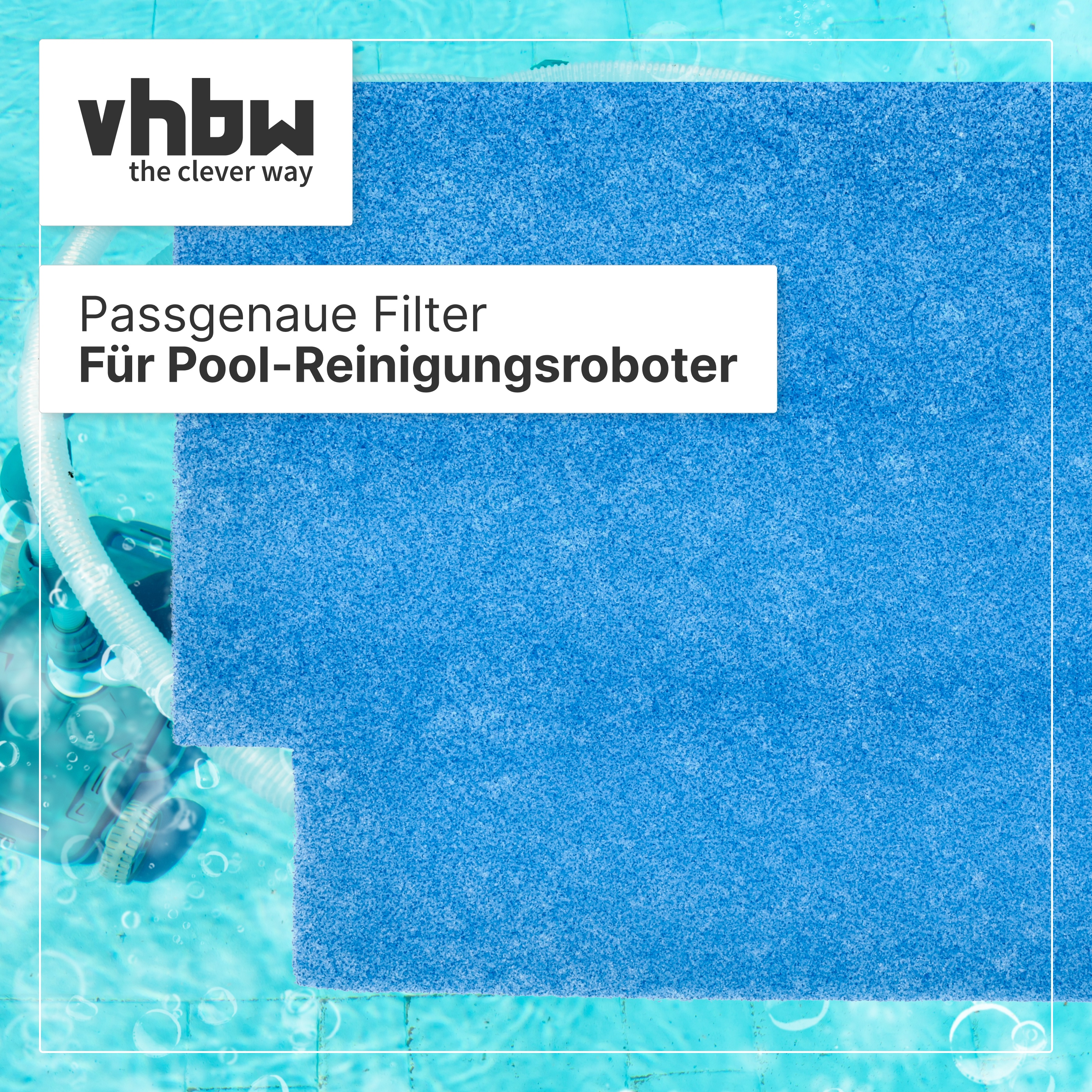 Blaue Poolfiltermatte vor Hintergrund mit Pool und Reinigungsroboter.