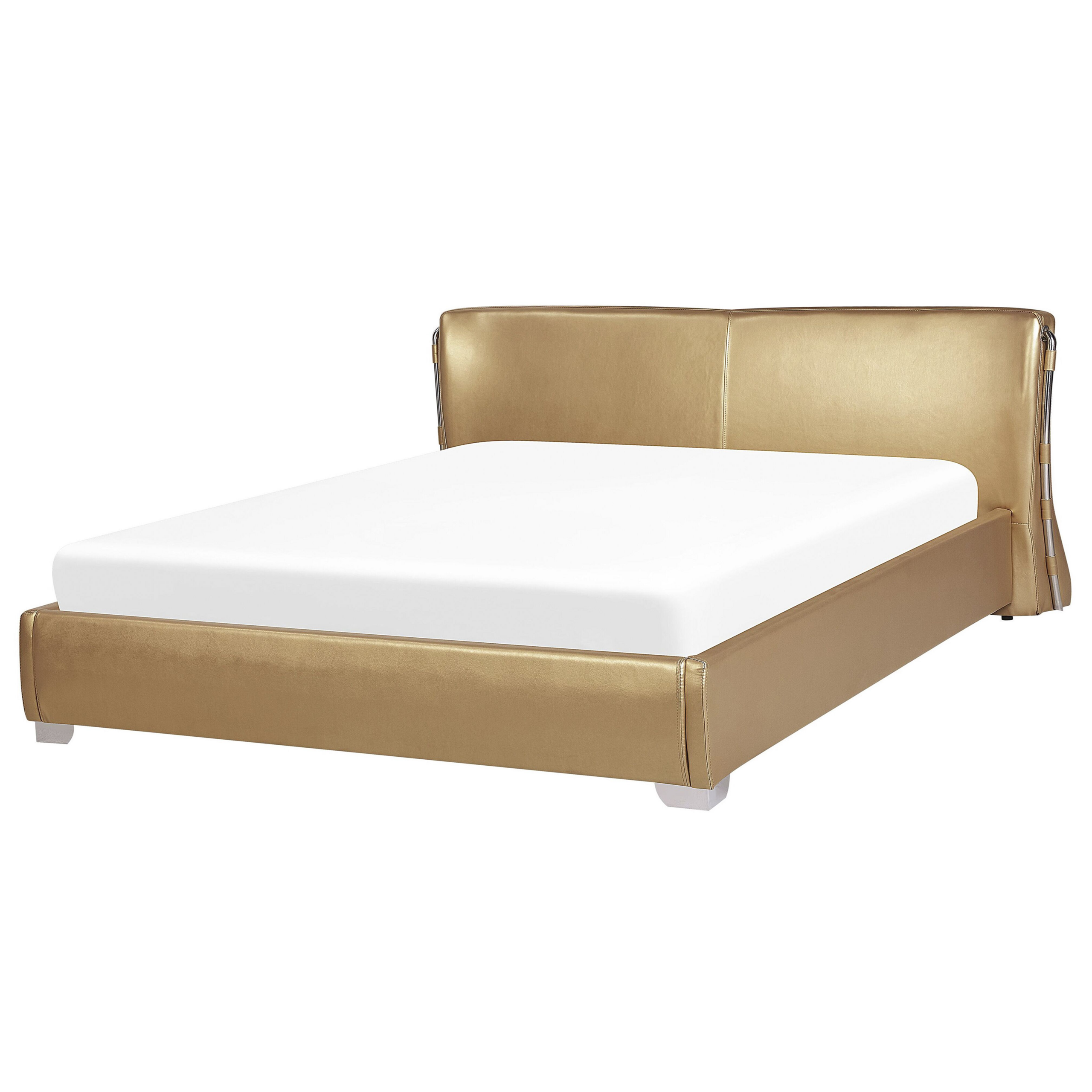 Un letto moderno con struttura in pelle dorata e materasso bianco su sfondo bianco.