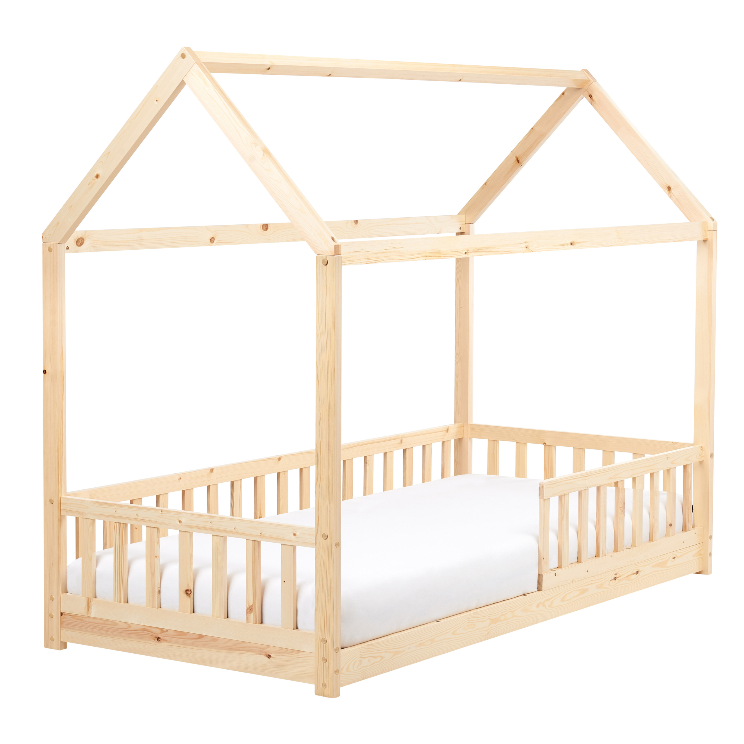 Letto a casetta in legno per bambini con sponde di sicurezza e materasso bianco su sfondo bianco.