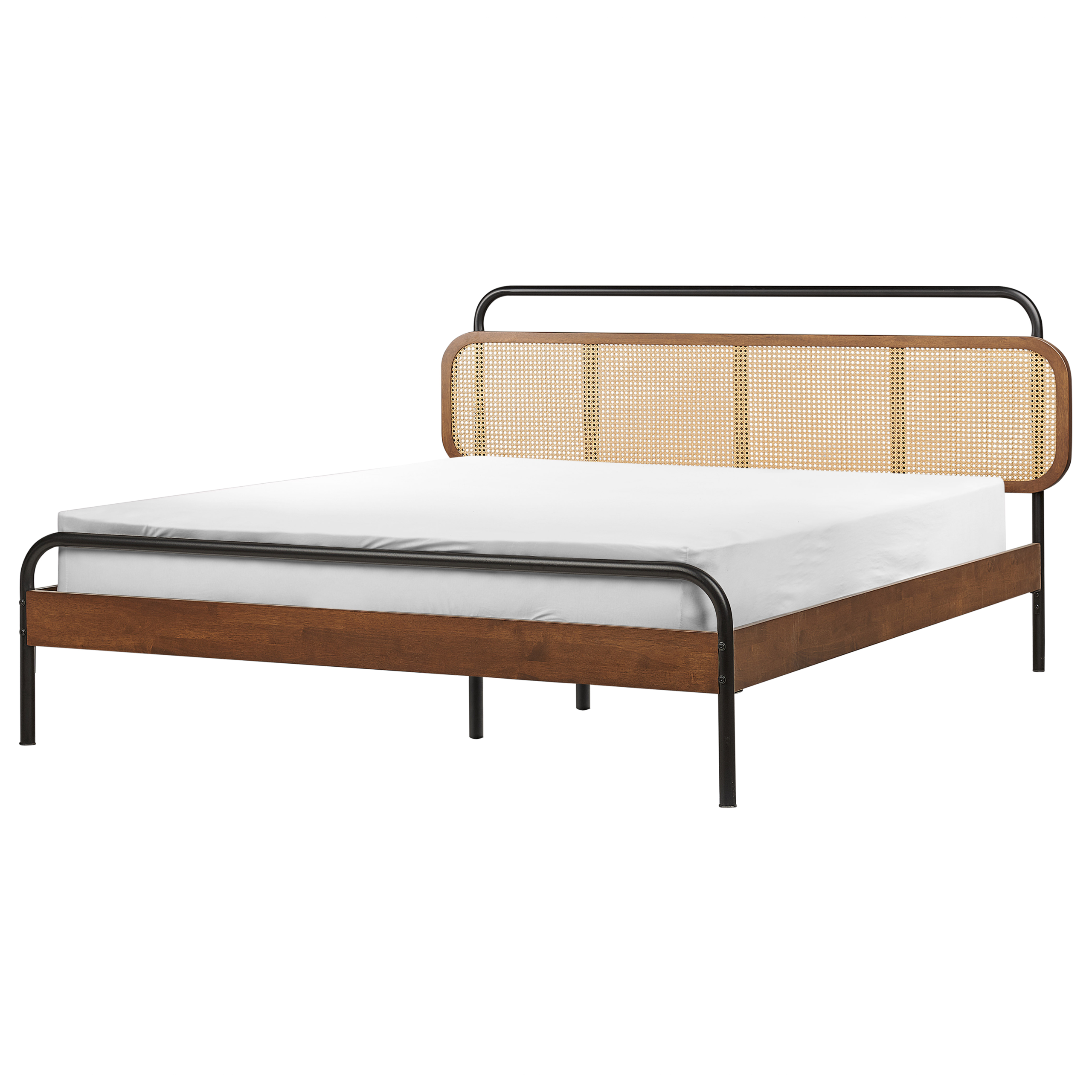 Un letto in legno con struttura in metallo e alto testiera in vimini, con materasso bianco su sfondo bianco.