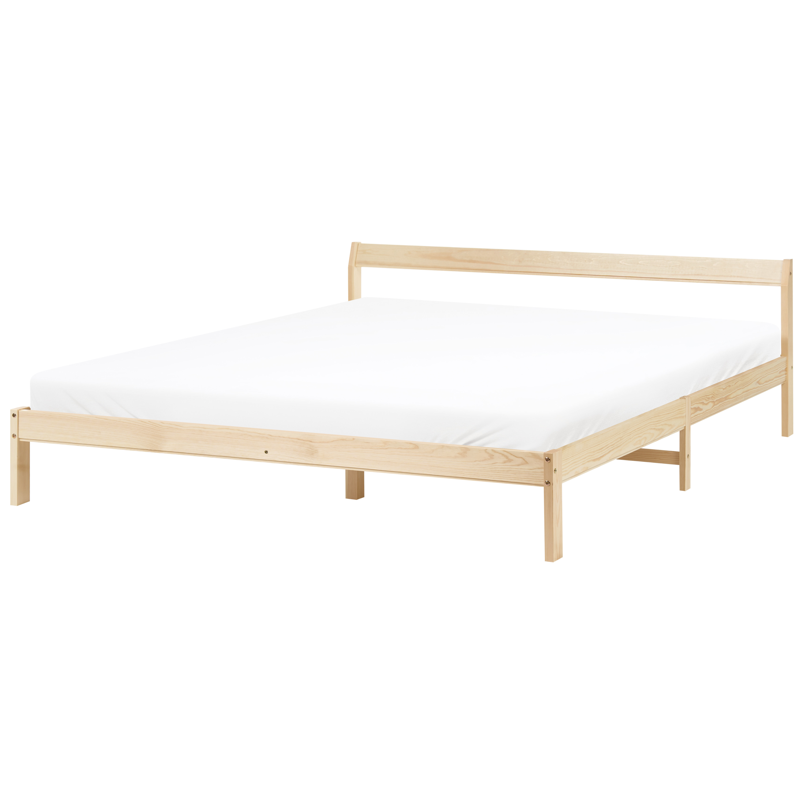 Un semplice letto in legno chiaro con materasso bianco su sfondo bianco.