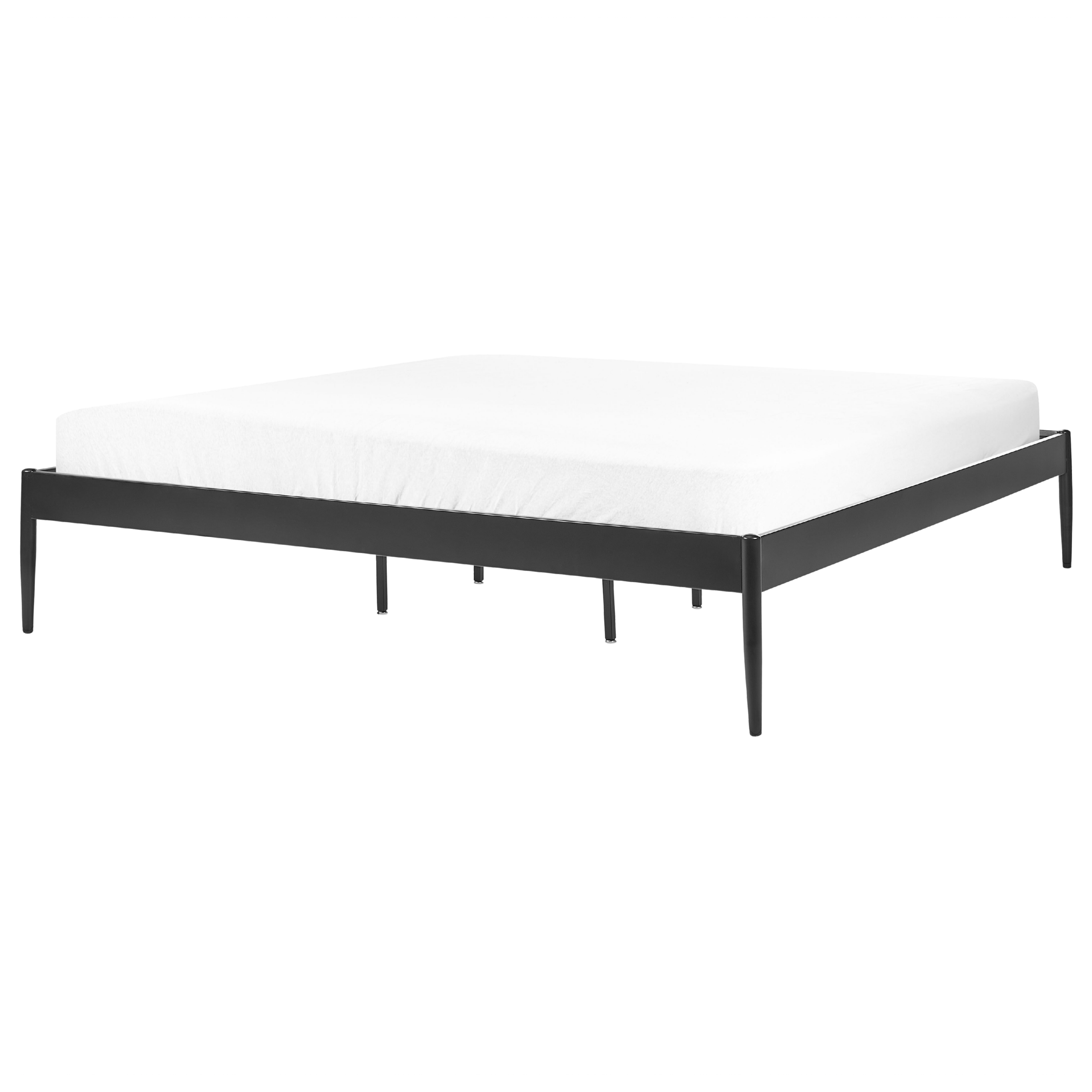 Un letto con struttura in metallo nero e materasso bianco su sfondo bianco.