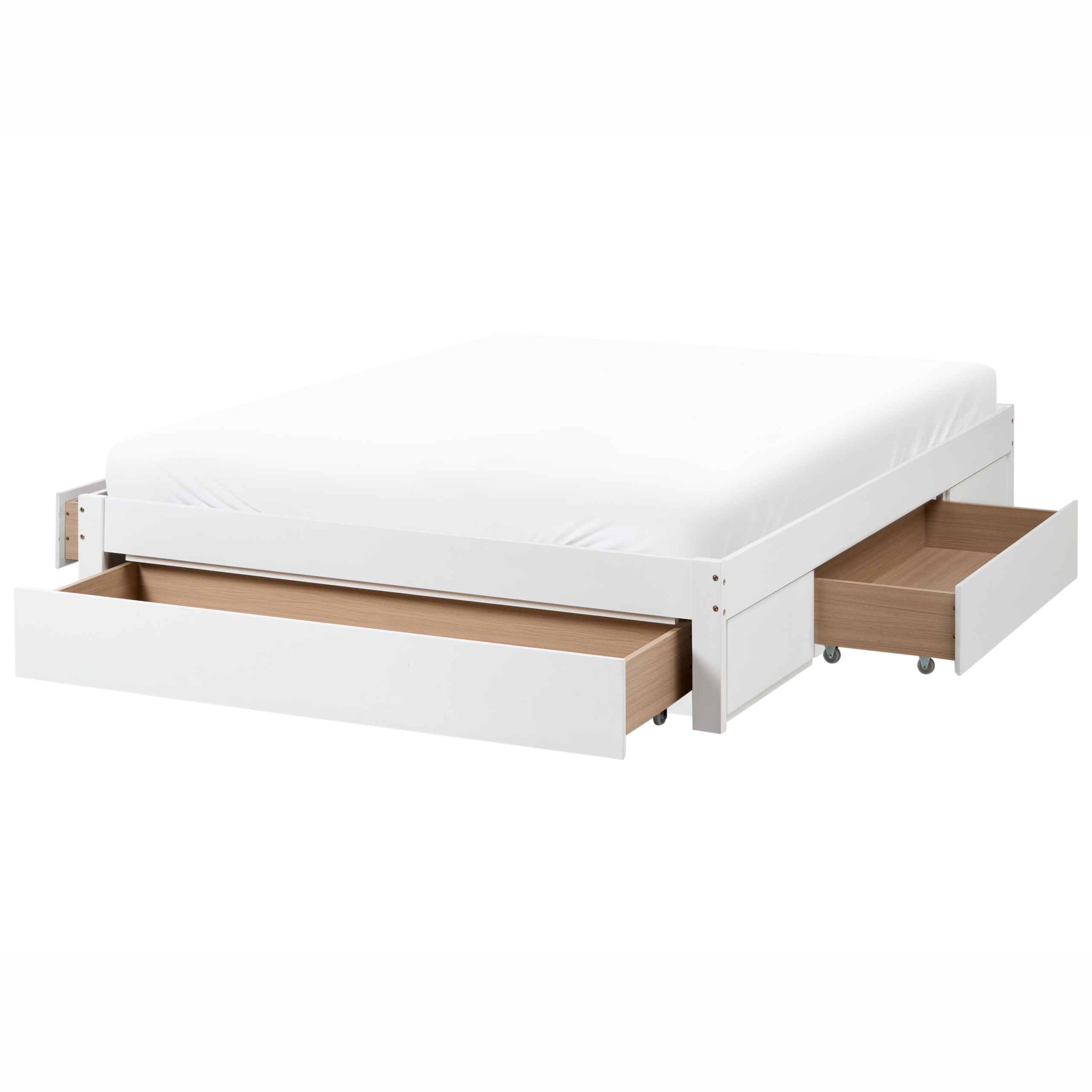 Letto in legno bianco con materasso e cassetti estraibili sotto.
