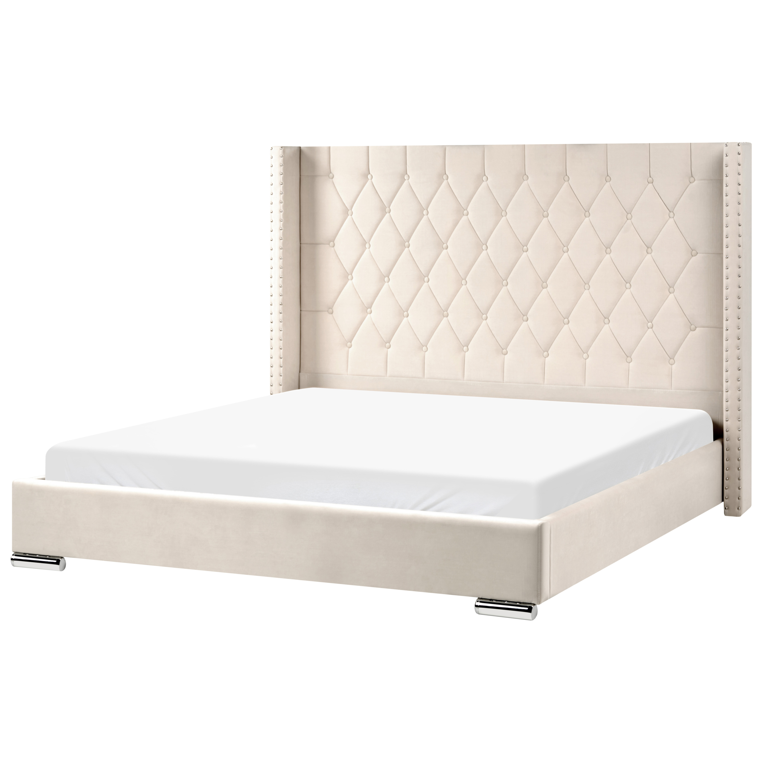 Letto imbottito beige con alto testiera trapuntata e gambe in metallo argentato su sfondo bianco.