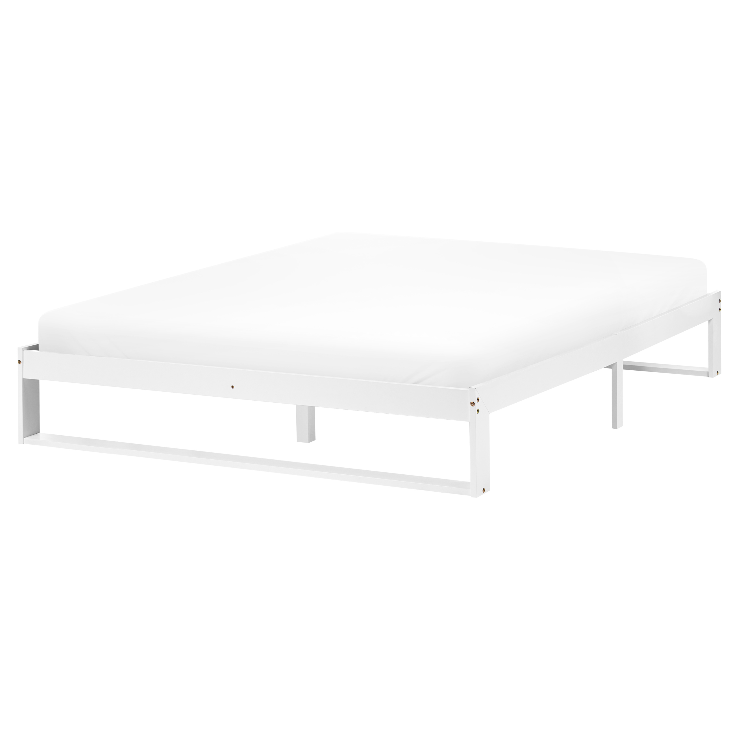 Un semplice letto in metallo bianco con materasso bianco su sfondo bianco.