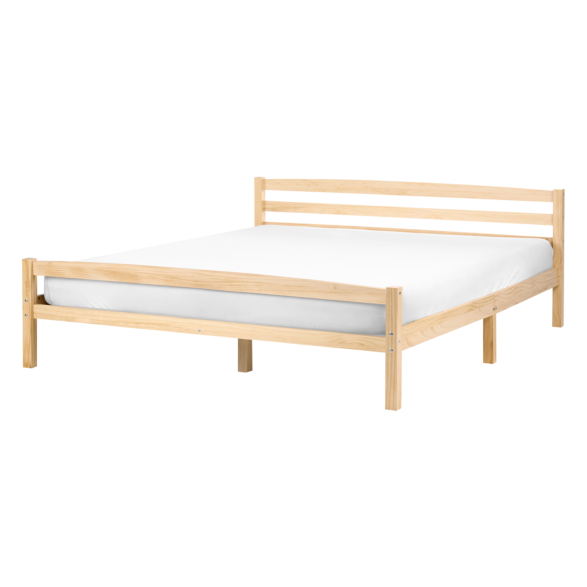 Un letto matrimoniale in legno con lenzuolo bianco su fondo bianco.