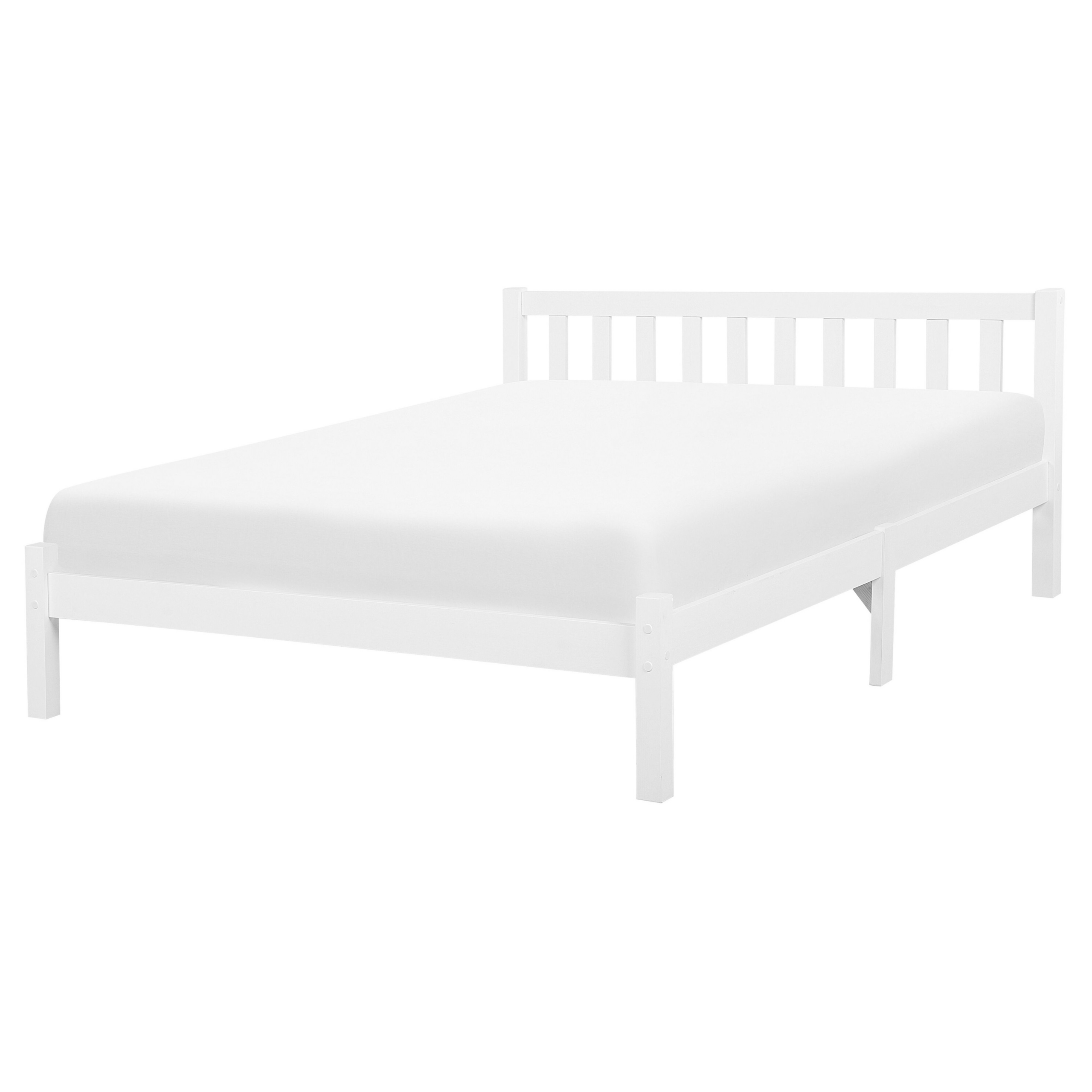 Un letto in legno bianco con testiera a doghe alte e materasso bianco su sfondo bianco.