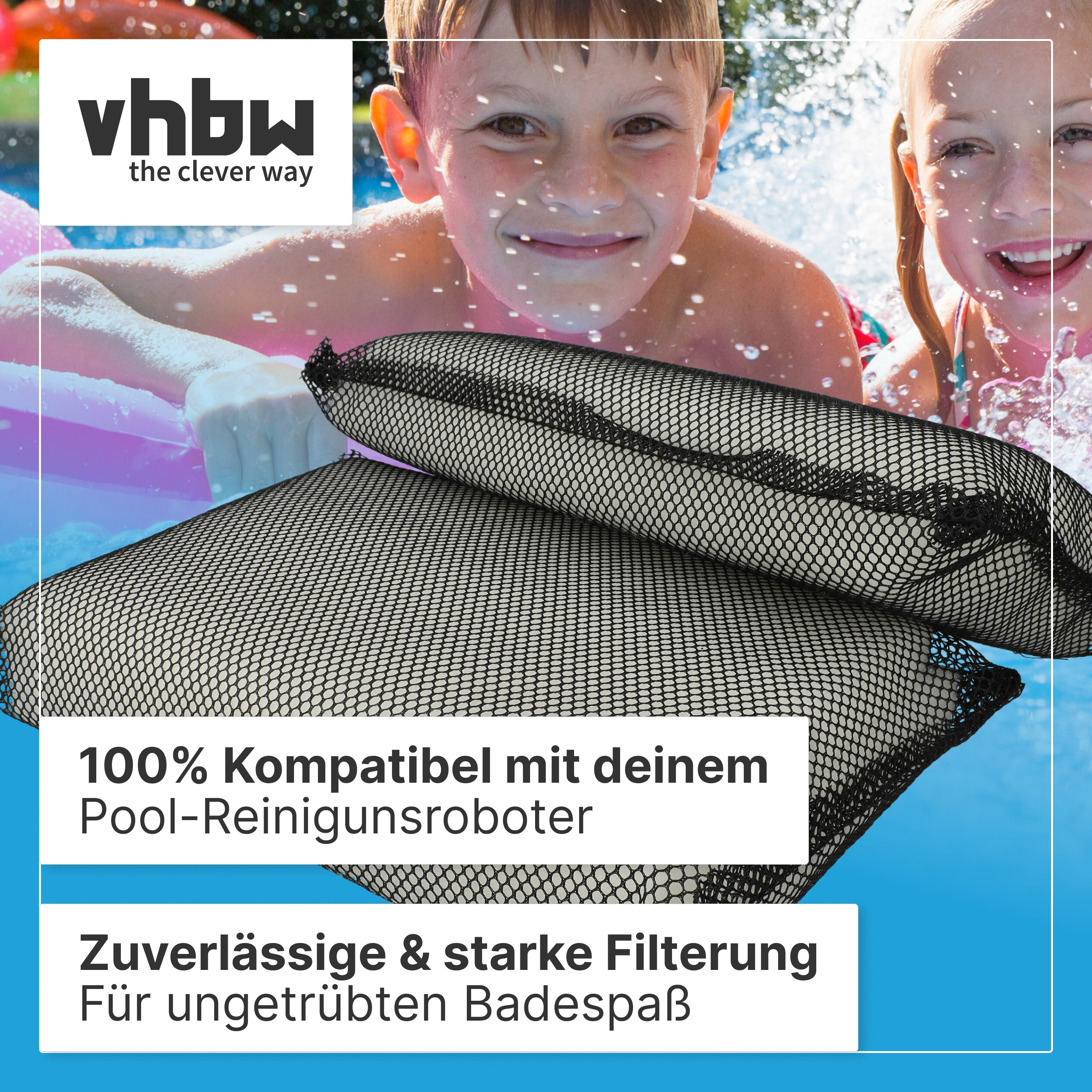 Zwei schwarze Netzfilter für Poolroboter vor lachenden Kindern im Wasser.