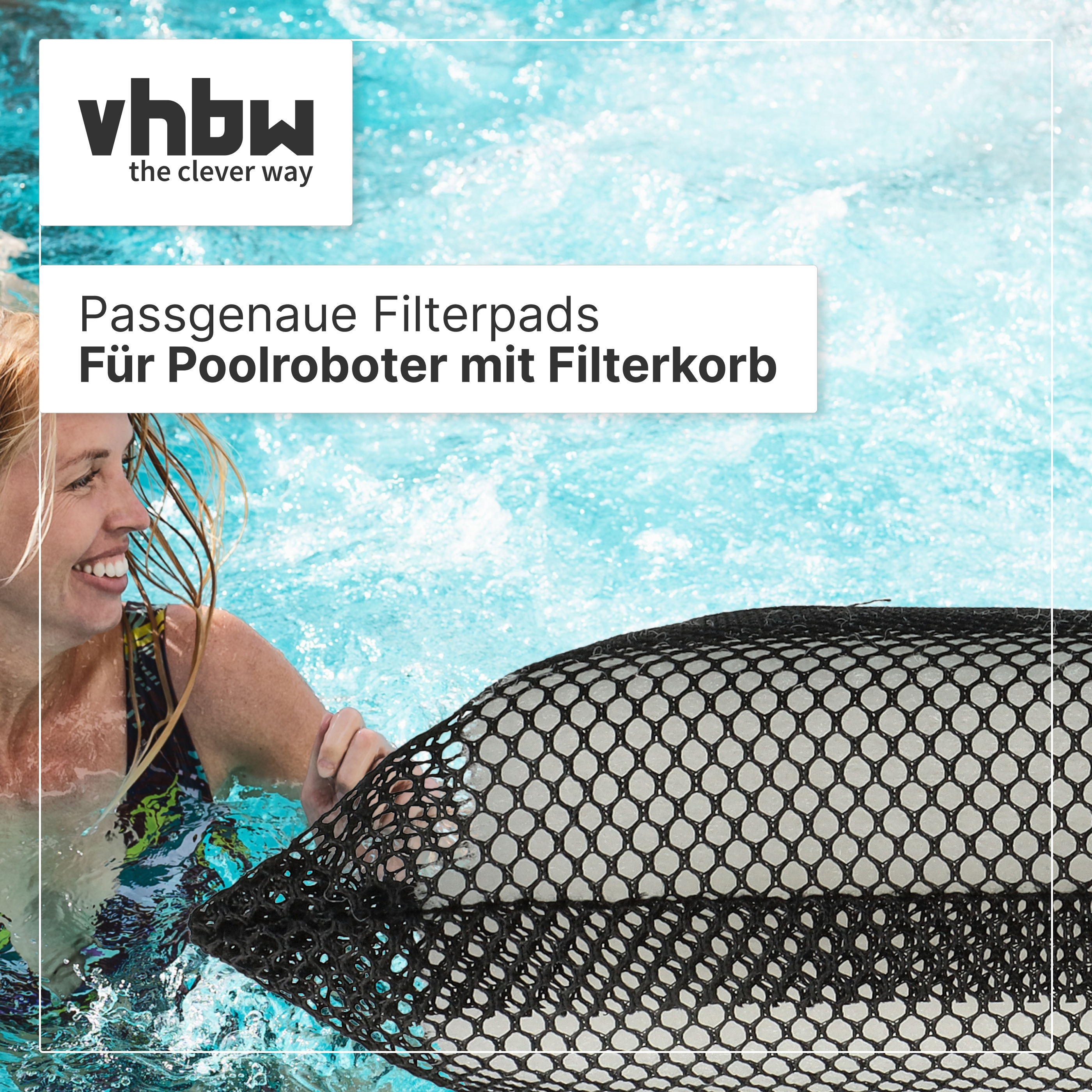 Glückliche Frau im Pool hält einen Filterkorb für Poolroboter neben dem vhbw Logo und Text.