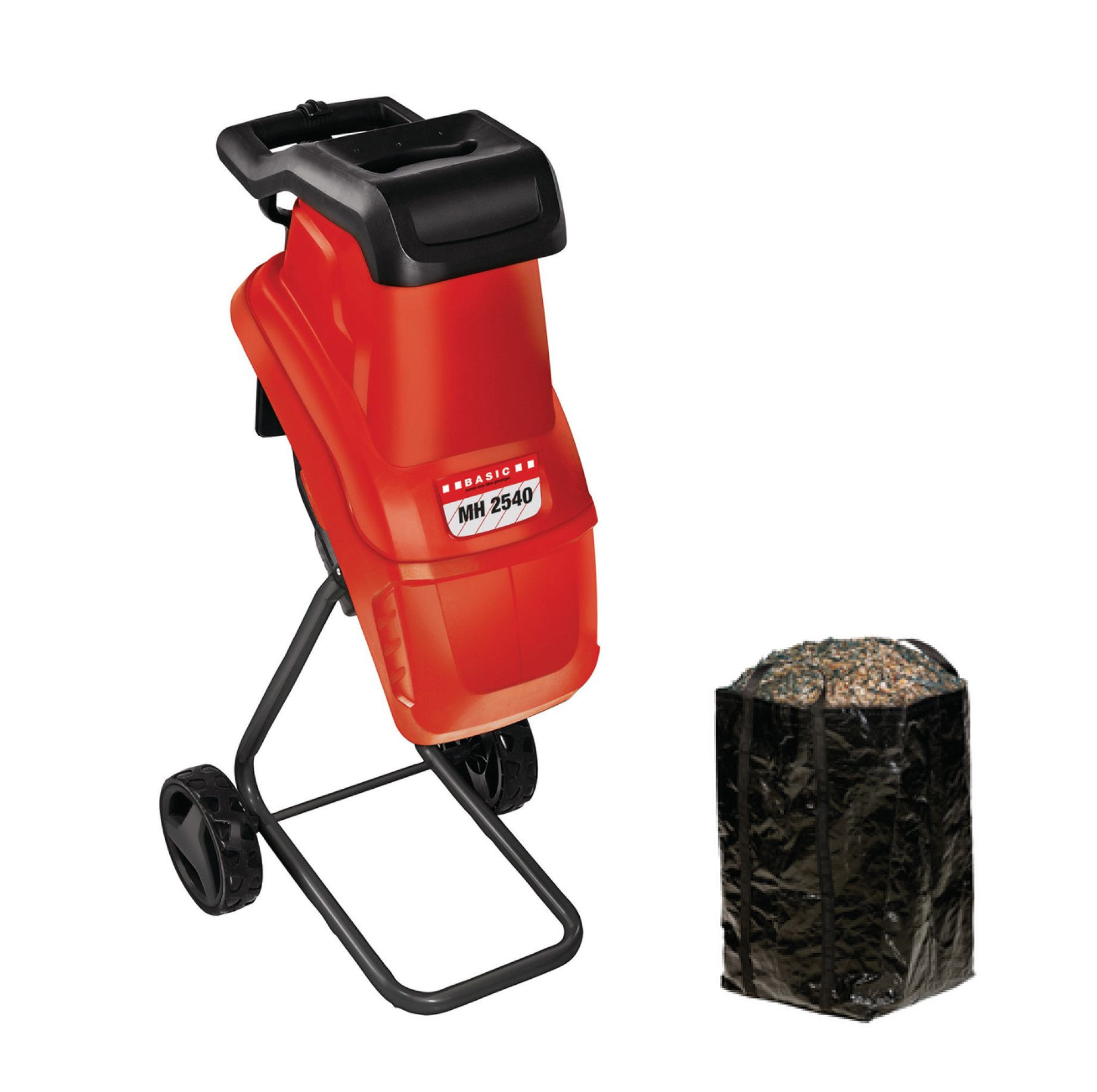 Ein roter elektrischer Gartenhäcksler mit schwarzem Rahmen und ein voller schwarzer Beutel mit Mulch.