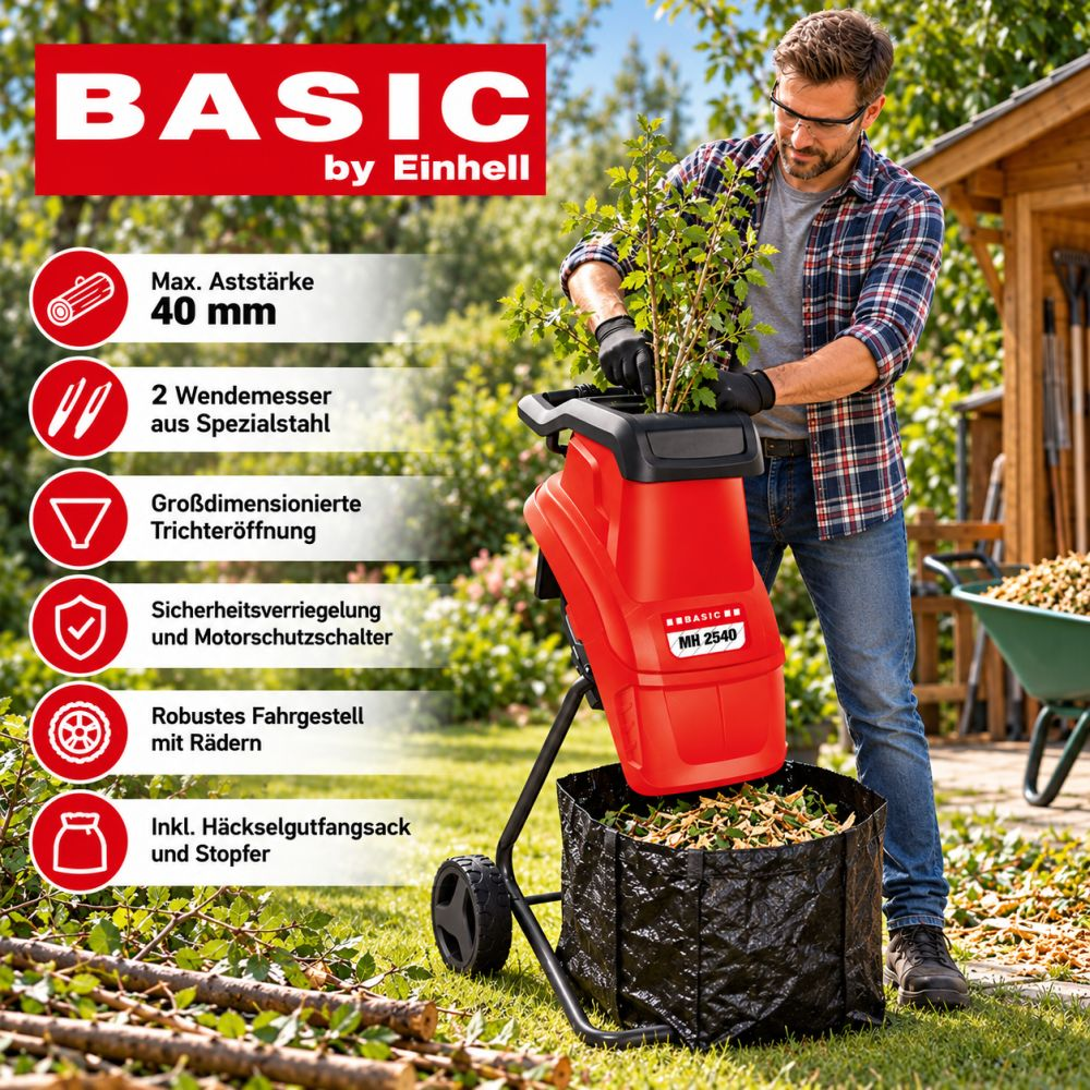 Ein Mann im Garten nutzt einen roten Einhell Gartenhäcksler, um Äste in einen schwarzen Sack zu häckseln.