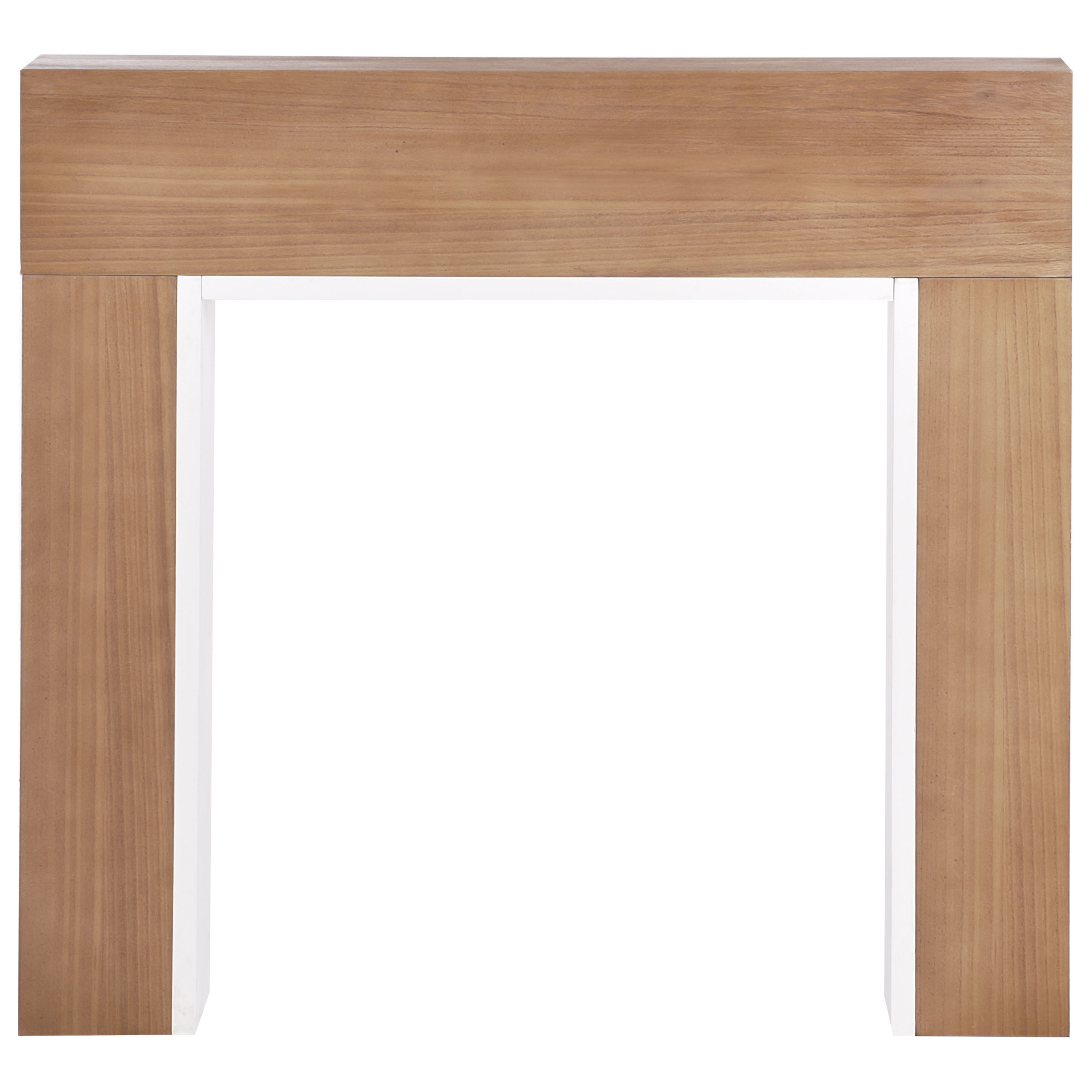 Ein Kaminmantel aus Holz mit heller Holzmaserung und weißem Innenrahmen vor weißem Hintergrund.