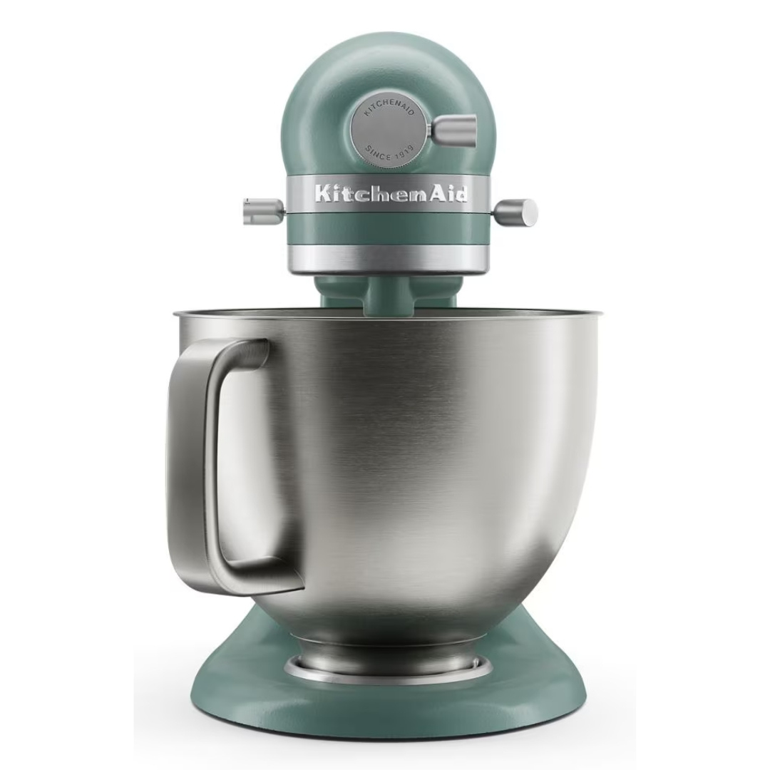 Beyaz arka planda büyük paslanmaz çelik kaseli nane yeşili KitchenAid stand mikser.